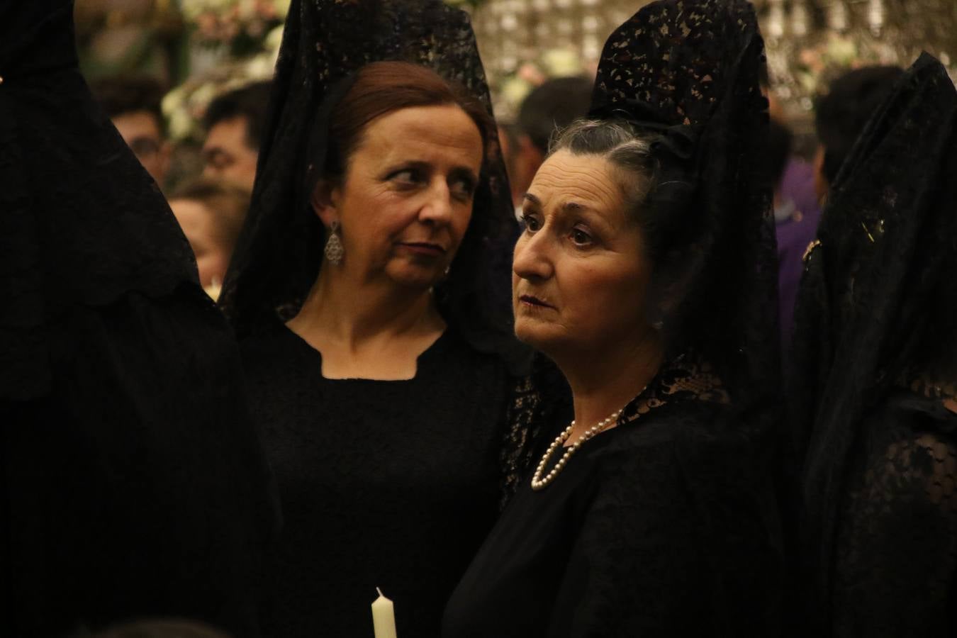 La Iglesia de Santa María de la Encarnación de Jerez de los Caballeros se convirtió, ayer, en el mejor escenario para aunar devoción y sentimiento cofrade. Jerezanos y foráneos se concentraron en su interior para ser partícipes y testigos del sentir y la fe de la Cofradía de 'Nuestro Padre Jesús Nazareno' por sus imágenes titulares. Aunque por la mañana la citada Cofradía sí pudo realizar su ceremonia del Santo Encuentro en el Llano de Santa María, por la tarde, la lluvia impidió la salida de la procesión del 'Santo Entierro'. FOTOS DEL INTERIOR DEL TEMPLO: MARI PAZ ROMERO. FOTOS DE LA SALIDA POR LA MAÑANA: ALBA VENEGAS.