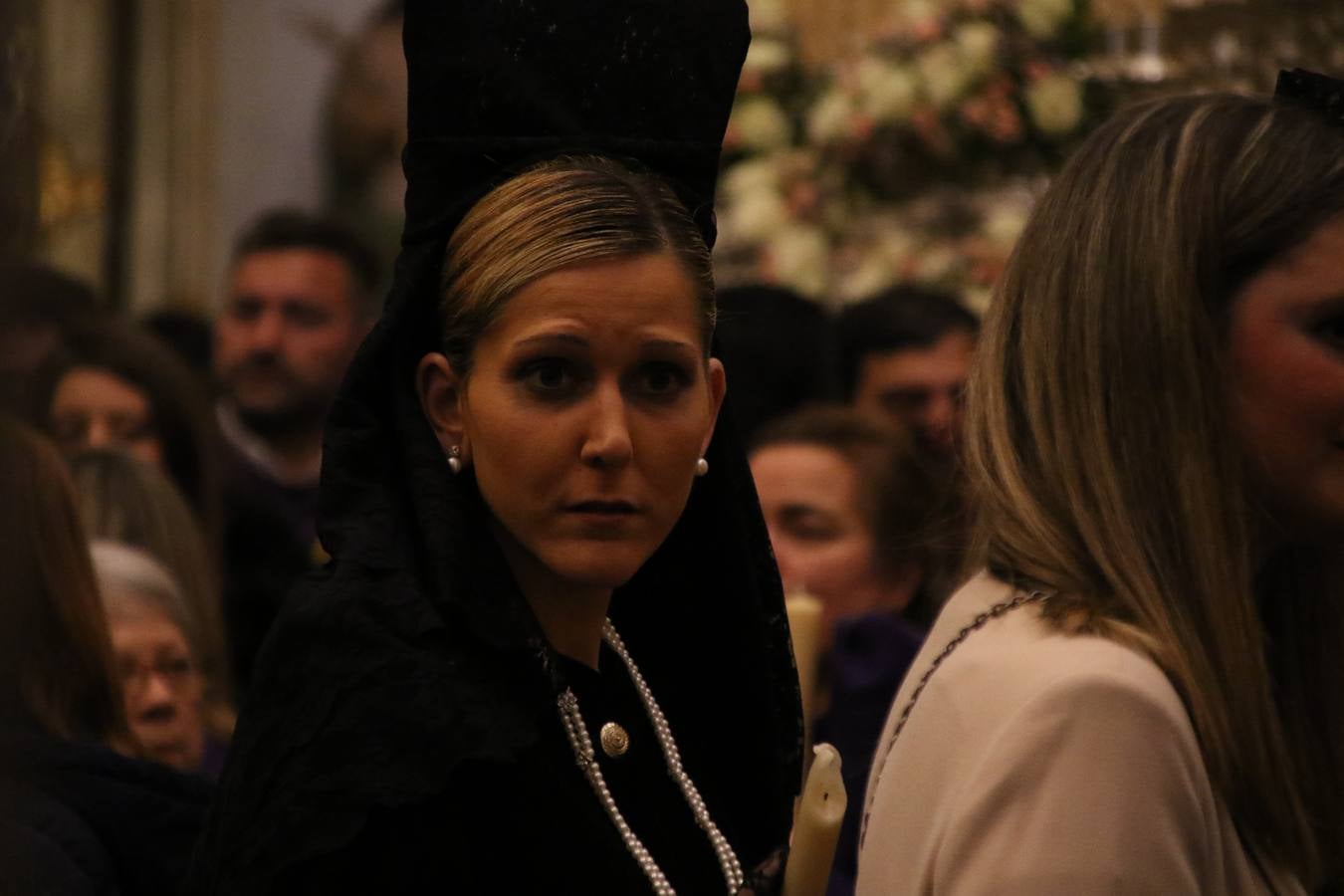 La Iglesia de Santa María de la Encarnación de Jerez de los Caballeros se convirtió, ayer, en el mejor escenario para aunar devoción y sentimiento cofrade. Jerezanos y foráneos se concentraron en su interior para ser partícipes y testigos del sentir y la fe de la Cofradía de 'Nuestro Padre Jesús Nazareno' por sus imágenes titulares. Aunque por la mañana la citada Cofradía sí pudo realizar su ceremonia del Santo Encuentro en el Llano de Santa María, por la tarde, la lluvia impidió la salida de la procesión del 'Santo Entierro'. FOTOS DEL INTERIOR DEL TEMPLO: MARI PAZ ROMERO. FOTOS DE LA SALIDA POR LA MAÑANA: ALBA VENEGAS.