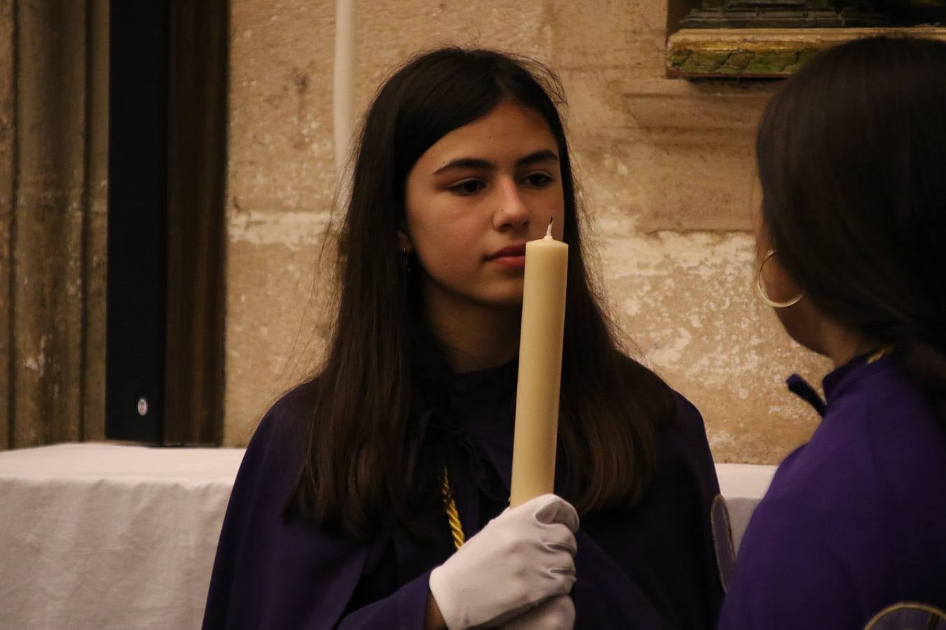 La Iglesia de Santa María de la Encarnación de Jerez de los Caballeros se convirtió, ayer, en el mejor escenario para aunar devoción y sentimiento cofrade. Jerezanos y foráneos se concentraron en su interior para ser partícipes y testigos del sentir y la fe de la Cofradía de 'Nuestro Padre Jesús Nazareno' por sus imágenes titulares. Aunque por la mañana la citada Cofradía sí pudo realizar su ceremonia del Santo Encuentro en el Llano de Santa María, por la tarde, la lluvia impidió la salida de la procesión del 'Santo Entierro'. FOTOS DEL INTERIOR DEL TEMPLO: MARI PAZ ROMERO. FOTOS DE LA SALIDA POR LA MAÑANA: ALBA VENEGAS.