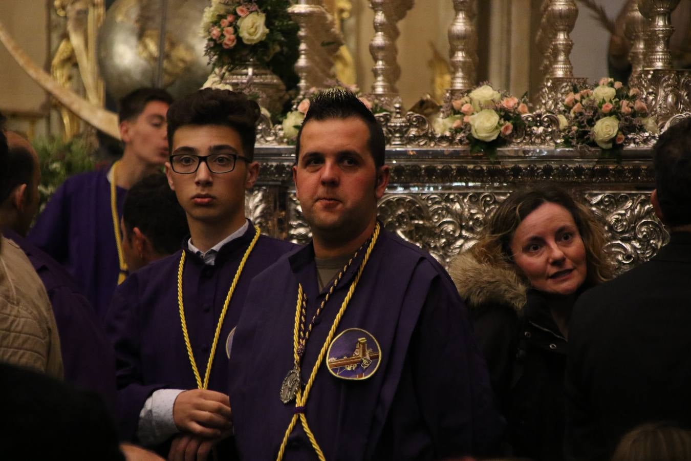 La Iglesia de Santa María de la Encarnación de Jerez de los Caballeros se convirtió, ayer, en el mejor escenario para aunar devoción y sentimiento cofrade. Jerezanos y foráneos se concentraron en su interior para ser partícipes y testigos del sentir y la fe de la Cofradía de 'Nuestro Padre Jesús Nazareno' por sus imágenes titulares. Aunque por la mañana la citada Cofradía sí pudo realizar su ceremonia del Santo Encuentro en el Llano de Santa María, por la tarde, la lluvia impidió la salida de la procesión del 'Santo Entierro'. FOTOS DEL INTERIOR DEL TEMPLO: MARI PAZ ROMERO. FOTOS DE LA SALIDA POR LA MAÑANA: ALBA VENEGAS.