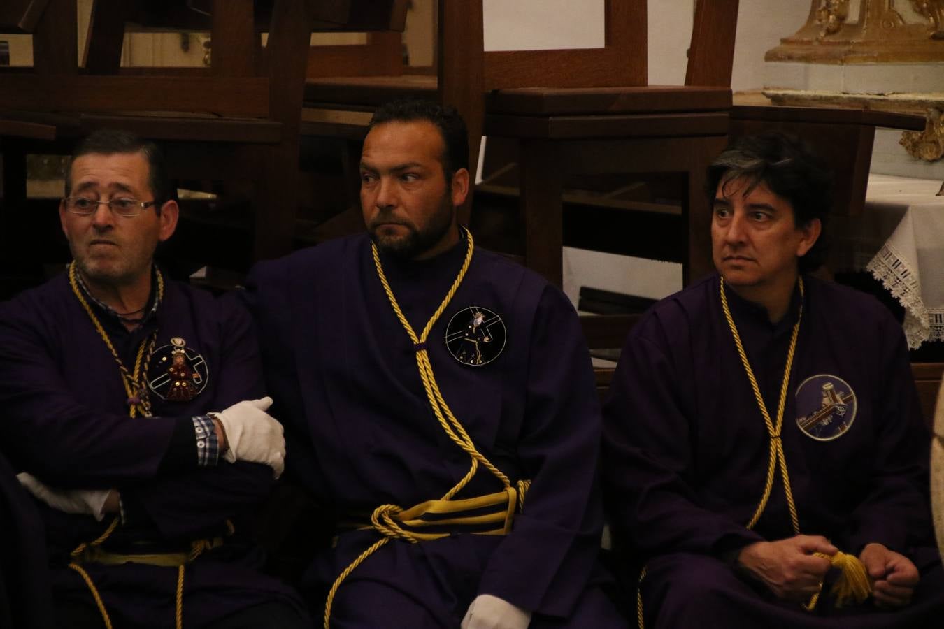 La Iglesia de Santa María de la Encarnación de Jerez de los Caballeros se convirtió, ayer, en el mejor escenario para aunar devoción y sentimiento cofrade. Jerezanos y foráneos se concentraron en su interior para ser partícipes y testigos del sentir y la fe de la Cofradía de 'Nuestro Padre Jesús Nazareno' por sus imágenes titulares. Aunque por la mañana la citada Cofradía sí pudo realizar su ceremonia del Santo Encuentro en el Llano de Santa María, por la tarde, la lluvia impidió la salida de la procesión del 'Santo Entierro'. FOTOS DEL INTERIOR DEL TEMPLO: MARI PAZ ROMERO. FOTOS DE LA SALIDA POR LA MAÑANA: ALBA VENEGAS.