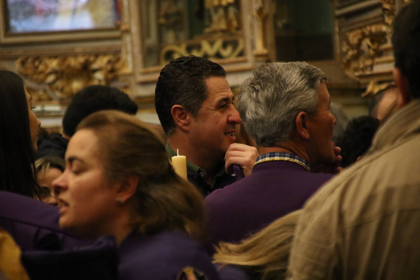 La Iglesia de Santa María de la Encarnación de Jerez de los Caballeros se convirtió, ayer, en el mejor escenario para aunar devoción y sentimiento cofrade. Jerezanos y foráneos se concentraron en su interior para ser partícipes y testigos del sentir y la fe de la Cofradía de 'Nuestro Padre Jesús Nazareno' por sus imágenes titulares. Aunque por la mañana la citada Cofradía sí pudo realizar su ceremonia del Santo Encuentro en el Llano de Santa María, por la tarde, la lluvia impidió la salida de la procesión del 'Santo Entierro'. FOTOS DEL INTERIOR DEL TEMPLO: MARI PAZ ROMERO. FOTOS DE LA SALIDA POR LA MAÑANA: ALBA VENEGAS.