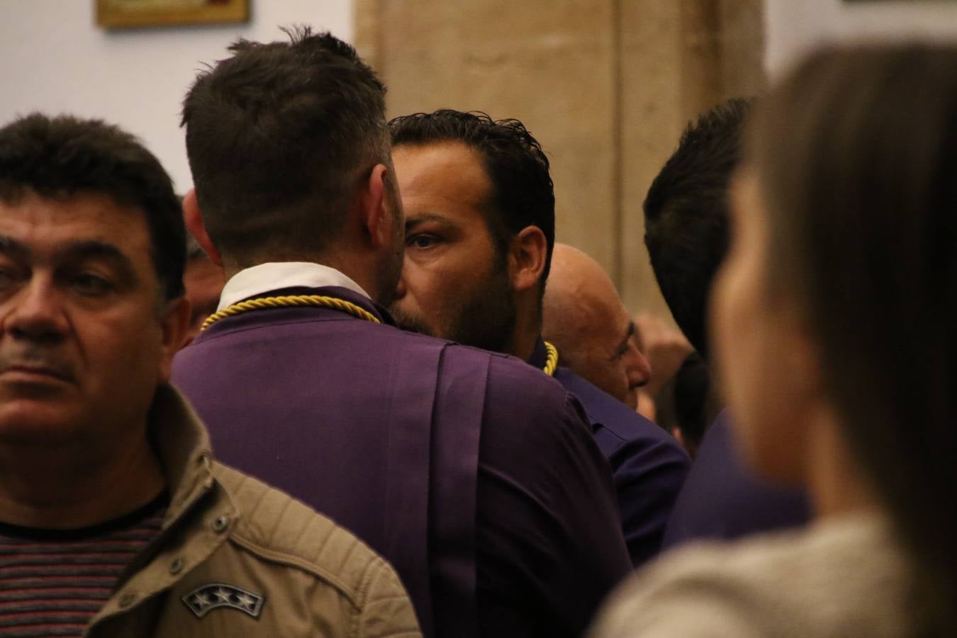 La Iglesia de Santa María de la Encarnación de Jerez de los Caballeros se convirtió, ayer, en el mejor escenario para aunar devoción y sentimiento cofrade. Jerezanos y foráneos se concentraron en su interior para ser partícipes y testigos del sentir y la fe de la Cofradía de 'Nuestro Padre Jesús Nazareno' por sus imágenes titulares. Aunque por la mañana la citada Cofradía sí pudo realizar su ceremonia del Santo Encuentro en el Llano de Santa María, por la tarde, la lluvia impidió la salida de la procesión del 'Santo Entierro'. FOTOS DEL INTERIOR DEL TEMPLO: MARI PAZ ROMERO. FOTOS DE LA SALIDA POR LA MAÑANA: ALBA VENEGAS.