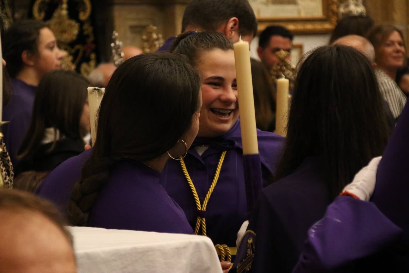 La Iglesia de Santa María de la Encarnación de Jerez de los Caballeros se convirtió, ayer, en el mejor escenario para aunar devoción y sentimiento cofrade. Jerezanos y foráneos se concentraron en su interior para ser partícipes y testigos del sentir y la fe de la Cofradía de 'Nuestro Padre Jesús Nazareno' por sus imágenes titulares. Aunque por la mañana la citada Cofradía sí pudo realizar su ceremonia del Santo Encuentro en el Llano de Santa María, por la tarde, la lluvia impidió la salida de la procesión del 'Santo Entierro'. FOTOS DEL INTERIOR DEL TEMPLO: MARI PAZ ROMERO. FOTOS DE LA SALIDA POR LA MAÑANA: ALBA VENEGAS.