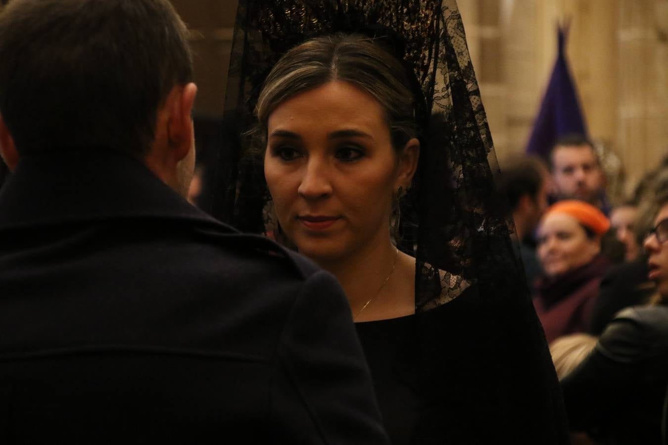 La Iglesia de Santa María de la Encarnación de Jerez de los Caballeros se convirtió, ayer, en el mejor escenario para aunar devoción y sentimiento cofrade. Jerezanos y foráneos se concentraron en su interior para ser partícipes y testigos del sentir y la fe de la Cofradía de 'Nuestro Padre Jesús Nazareno' por sus imágenes titulares. Aunque por la mañana la citada Cofradía sí pudo realizar su ceremonia del Santo Encuentro en el Llano de Santa María, por la tarde, la lluvia impidió la salida de la procesión del 'Santo Entierro'. FOTOS DEL INTERIOR DEL TEMPLO: MARI PAZ ROMERO. FOTOS DE LA SALIDA POR LA MAÑANA: ALBA VENEGAS.