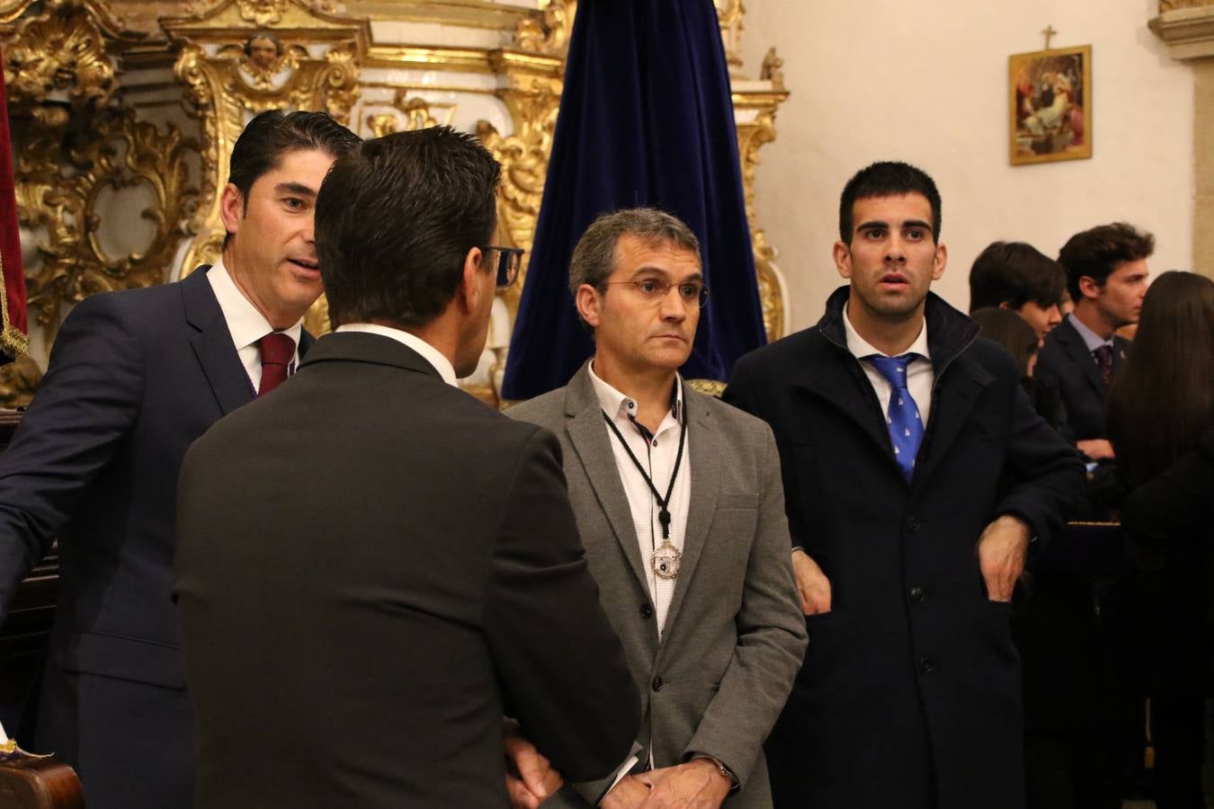 La Iglesia de Santa María de la Encarnación de Jerez de los Caballeros se convirtió, ayer, en el mejor escenario para aunar devoción y sentimiento cofrade. Jerezanos y foráneos se concentraron en su interior para ser partícipes y testigos del sentir y la fe de la Cofradía de 'Nuestro Padre Jesús Nazareno' por sus imágenes titulares. Aunque por la mañana la citada Cofradía sí pudo realizar su ceremonia del Santo Encuentro en el Llano de Santa María, por la tarde, la lluvia impidió la salida de la procesión del 'Santo Entierro'. FOTOS DEL INTERIOR DEL TEMPLO: MARI PAZ ROMERO. FOTOS DE LA SALIDA POR LA MAÑANA: ALBA VENEGAS.