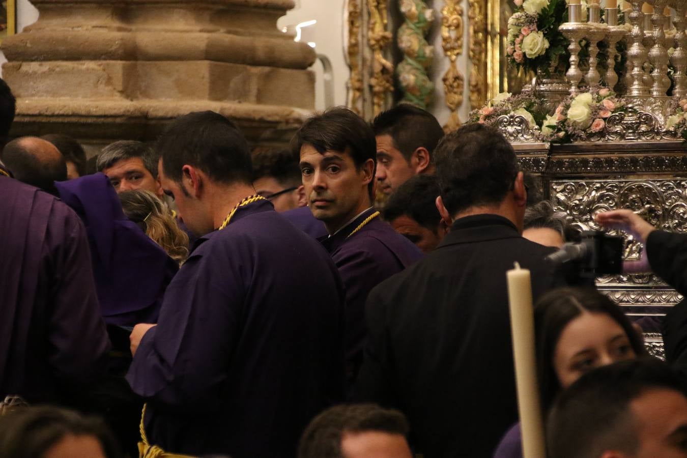 La Iglesia de Santa María de la Encarnación de Jerez de los Caballeros se convirtió, ayer, en el mejor escenario para aunar devoción y sentimiento cofrade. Jerezanos y foráneos se concentraron en su interior para ser partícipes y testigos del sentir y la fe de la Cofradía de 'Nuestro Padre Jesús Nazareno' por sus imágenes titulares. Aunque por la mañana la citada Cofradía sí pudo realizar su ceremonia del Santo Encuentro en el Llano de Santa María, por la tarde, la lluvia impidió la salida de la procesión del 'Santo Entierro'. FOTOS DEL INTERIOR DEL TEMPLO: MARI PAZ ROMERO. FOTOS DE LA SALIDA POR LA MAÑANA: ALBA VENEGAS.