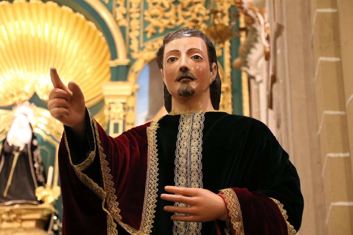 La Iglesia de Santa María de la Encarnación de Jerez de los Caballeros se convirtió, ayer, en el mejor escenario para aunar devoción y sentimiento cofrade. Jerezanos y foráneos se concentraron en su interior para ser partícipes y testigos del sentir y la fe de la Cofradía de 'Nuestro Padre Jesús Nazareno' por sus imágenes titulares. Aunque por la mañana la citada Cofradía sí pudo realizar su ceremonia del Santo Encuentro en el Llano de Santa María, por la tarde, la lluvia impidió la salida de la procesión del 'Santo Entierro'. FOTOS DEL INTERIOR DEL TEMPLO: MARI PAZ ROMERO. FOTOS DE LA SALIDA POR LA MAÑANA: ALBA VENEGAS.