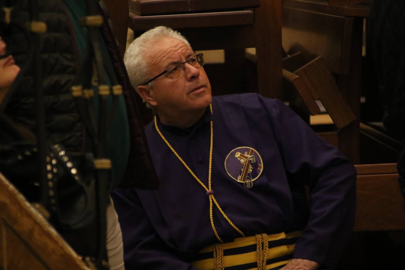La Iglesia de Santa María de la Encarnación de Jerez de los Caballeros se convirtió, ayer, en el mejor escenario para aunar devoción y sentimiento cofrade. Jerezanos y foráneos se concentraron en su interior para ser partícipes y testigos del sentir y la fe de la Cofradía de 'Nuestro Padre Jesús Nazareno' por sus imágenes titulares. Aunque por la mañana la citada Cofradía sí pudo realizar su ceremonia del Santo Encuentro en el Llano de Santa María, por la tarde, la lluvia impidió la salida de la procesión del 'Santo Entierro'. FOTOS DEL INTERIOR DEL TEMPLO: MARI PAZ ROMERO. FOTOS DE LA SALIDA POR LA MAÑANA: ALBA VENEGAS.
