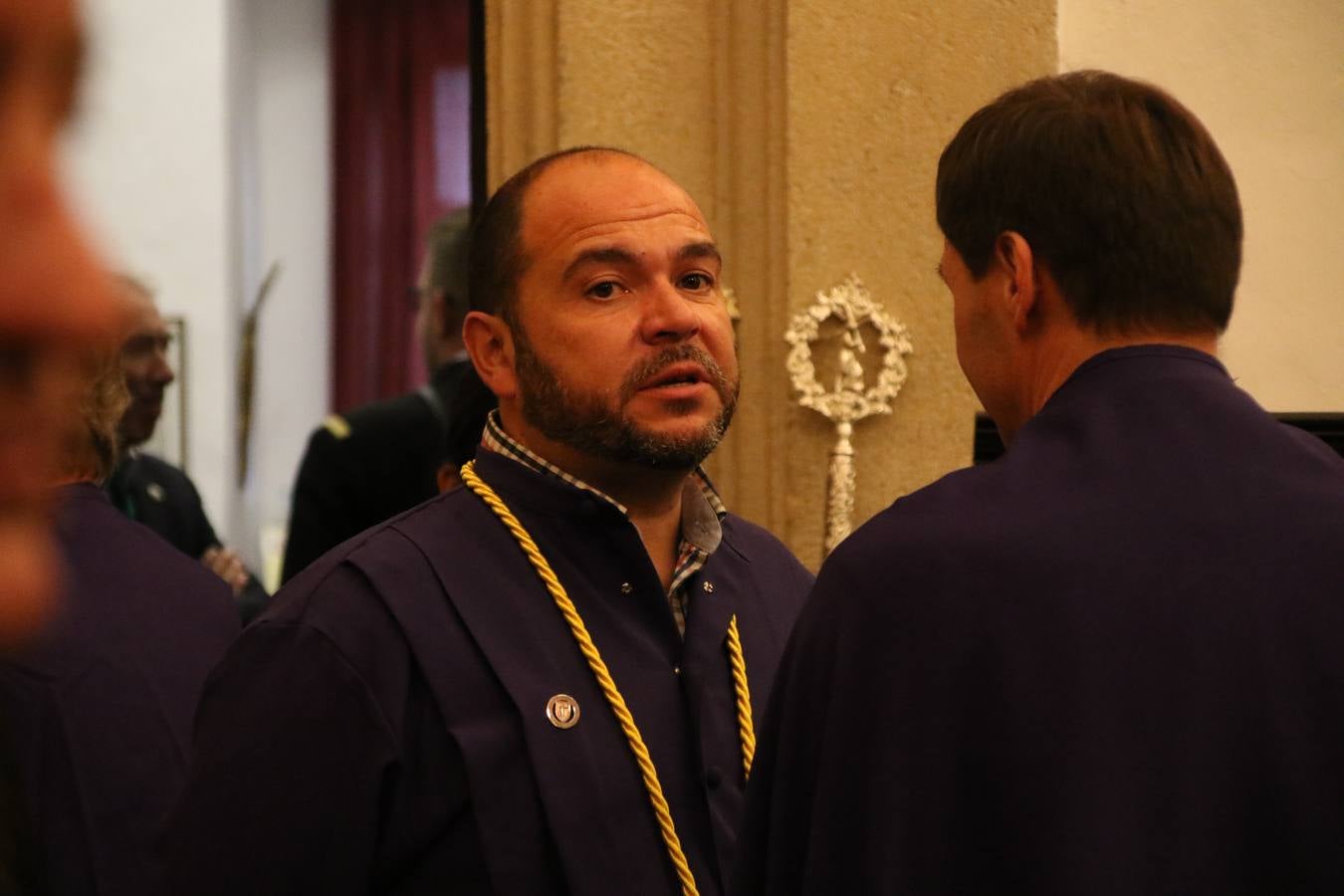 La Iglesia de Santa María de la Encarnación de Jerez de los Caballeros se convirtió, ayer, en el mejor escenario para aunar devoción y sentimiento cofrade. Jerezanos y foráneos se concentraron en su interior para ser partícipes y testigos del sentir y la fe de la Cofradía de 'Nuestro Padre Jesús Nazareno' por sus imágenes titulares. Aunque por la mañana la citada Cofradía sí pudo realizar su ceremonia del Santo Encuentro en el Llano de Santa María, por la tarde, la lluvia impidió la salida de la procesión del 'Santo Entierro'. FOTOS DEL INTERIOR DEL TEMPLO: MARI PAZ ROMERO. FOTOS DE LA SALIDA POR LA MAÑANA: ALBA VENEGAS.