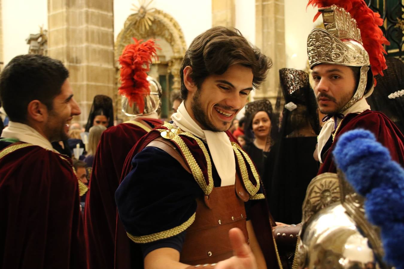 La Iglesia de Santa María de la Encarnación de Jerez de los Caballeros se convirtió, ayer, en el mejor escenario para aunar devoción y sentimiento cofrade. Jerezanos y foráneos se concentraron en su interior para ser partícipes y testigos del sentir y la fe de la Cofradía de 'Nuestro Padre Jesús Nazareno' por sus imágenes titulares. Aunque por la mañana la citada Cofradía sí pudo realizar su ceremonia del Santo Encuentro en el Llano de Santa María, por la tarde, la lluvia impidió la salida de la procesión del 'Santo Entierro'. FOTOS DEL INTERIOR DEL TEMPLO: MARI PAZ ROMERO. FOTOS DE LA SALIDA POR LA MAÑANA: ALBA VENEGAS.