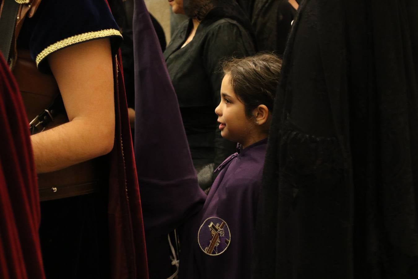 La Iglesia de Santa María de la Encarnación de Jerez de los Caballeros se convirtió, ayer, en el mejor escenario para aunar devoción y sentimiento cofrade. Jerezanos y foráneos se concentraron en su interior para ser partícipes y testigos del sentir y la fe de la Cofradía de 'Nuestro Padre Jesús Nazareno' por sus imágenes titulares. Aunque por la mañana la citada Cofradía sí pudo realizar su ceremonia del Santo Encuentro en el Llano de Santa María, por la tarde, la lluvia impidió la salida de la procesión del 'Santo Entierro'. FOTOS DEL INTERIOR DEL TEMPLO: MARI PAZ ROMERO. FOTOS DE LA SALIDA POR LA MAÑANA: ALBA VENEGAS.