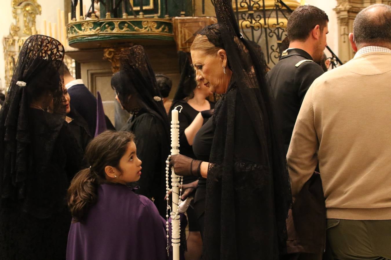 La Iglesia de Santa María de la Encarnación de Jerez de los Caballeros se convirtió, ayer, en el mejor escenario para aunar devoción y sentimiento cofrade. Jerezanos y foráneos se concentraron en su interior para ser partícipes y testigos del sentir y la fe de la Cofradía de 'Nuestro Padre Jesús Nazareno' por sus imágenes titulares. Aunque por la mañana la citada Cofradía sí pudo realizar su ceremonia del Santo Encuentro en el Llano de Santa María, por la tarde, la lluvia impidió la salida de la procesión del 'Santo Entierro'. FOTOS DEL INTERIOR DEL TEMPLO: MARI PAZ ROMERO. FOTOS DE LA SALIDA POR LA MAÑANA: ALBA VENEGAS.