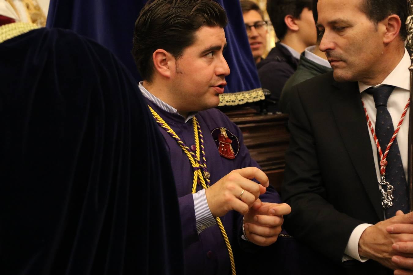 La Iglesia de Santa María de la Encarnación de Jerez de los Caballeros se convirtió, ayer, en el mejor escenario para aunar devoción y sentimiento cofrade. Jerezanos y foráneos se concentraron en su interior para ser partícipes y testigos del sentir y la fe de la Cofradía de 'Nuestro Padre Jesús Nazareno' por sus imágenes titulares. Aunque por la mañana la citada Cofradía sí pudo realizar su ceremonia del Santo Encuentro en el Llano de Santa María, por la tarde, la lluvia impidió la salida de la procesión del 'Santo Entierro'. FOTOS DEL INTERIOR DEL TEMPLO: MARI PAZ ROMERO. FOTOS DE LA SALIDA POR LA MAÑANA: ALBA VENEGAS.