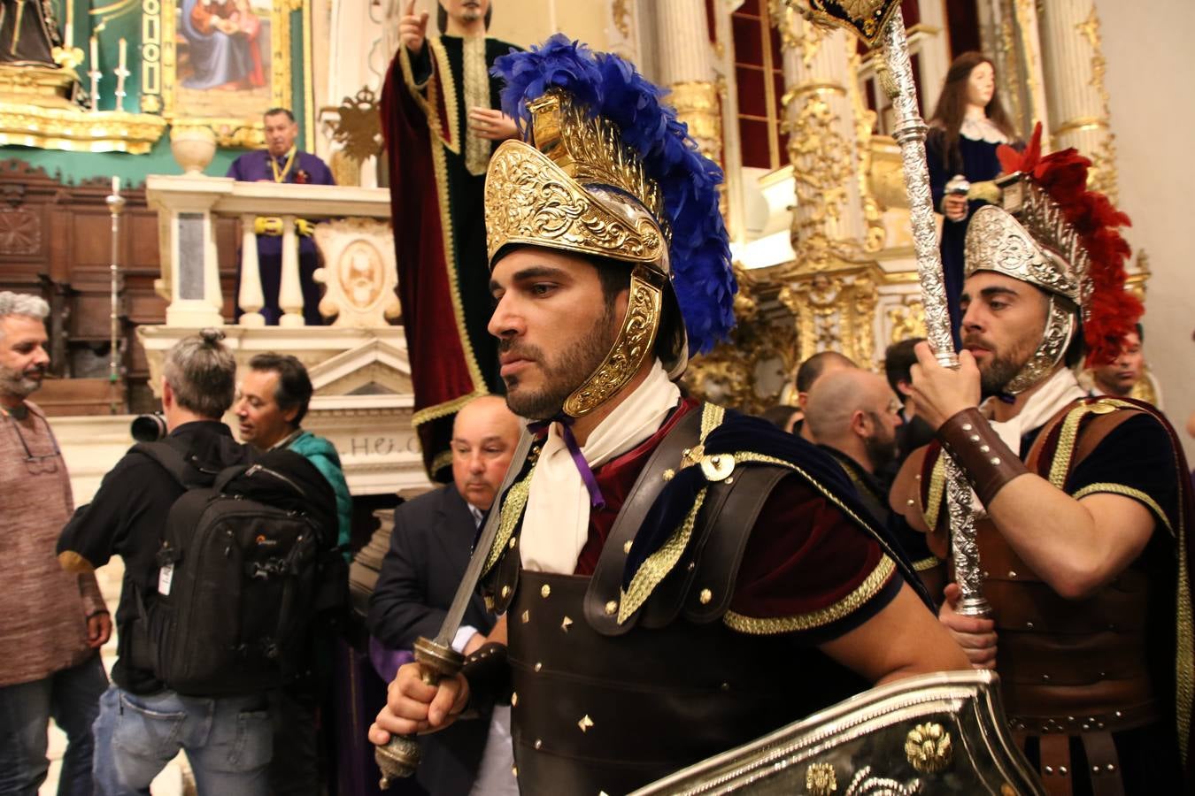 La Iglesia de Santa María de la Encarnación de Jerez de los Caballeros se convirtió, ayer, en el mejor escenario para aunar devoción y sentimiento cofrade. Jerezanos y foráneos se concentraron en su interior para ser partícipes y testigos del sentir y la fe de la Cofradía de 'Nuestro Padre Jesús Nazareno' por sus imágenes titulares. Aunque por la mañana la citada Cofradía sí pudo realizar su ceremonia del Santo Encuentro en el Llano de Santa María, por la tarde, la lluvia impidió la salida de la procesión del 'Santo Entierro'. FOTOS DEL INTERIOR DEL TEMPLO: MARI PAZ ROMERO. FOTOS DE LA SALIDA POR LA MAÑANA: ALBA VENEGAS.
