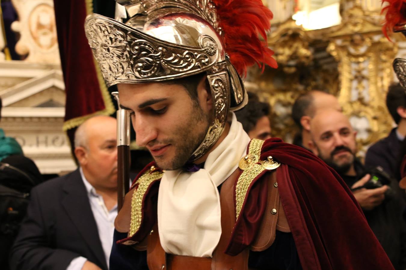 La Iglesia de Santa María de la Encarnación de Jerez de los Caballeros se convirtió, ayer, en el mejor escenario para aunar devoción y sentimiento cofrade. Jerezanos y foráneos se concentraron en su interior para ser partícipes y testigos del sentir y la fe de la Cofradía de 'Nuestro Padre Jesús Nazareno' por sus imágenes titulares. Aunque por la mañana la citada Cofradía sí pudo realizar su ceremonia del Santo Encuentro en el Llano de Santa María, por la tarde, la lluvia impidió la salida de la procesión del 'Santo Entierro'. FOTOS DEL INTERIOR DEL TEMPLO: MARI PAZ ROMERO. FOTOS DE LA SALIDA POR LA MAÑANA: ALBA VENEGAS.