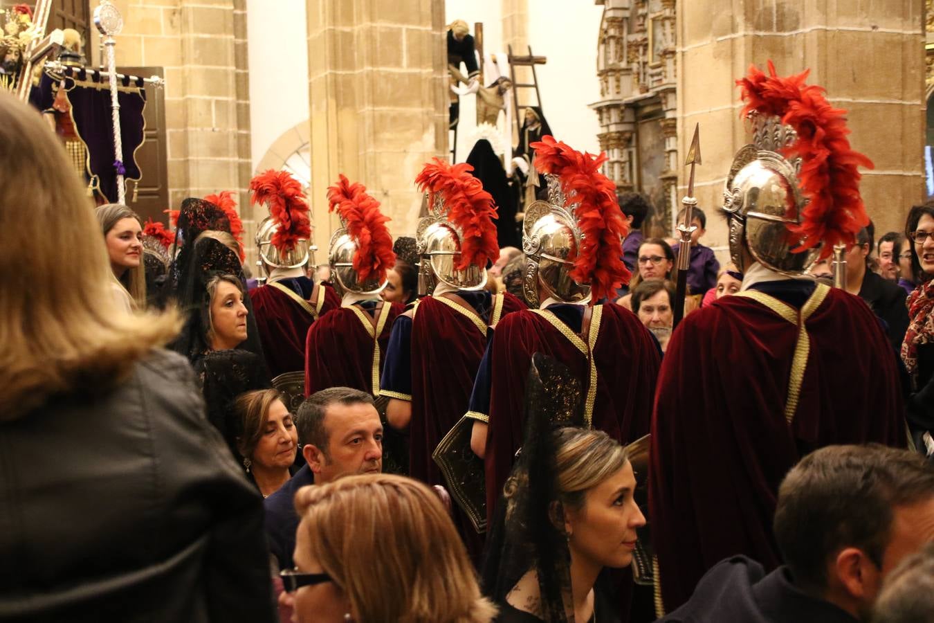 La Iglesia de Santa María de la Encarnación de Jerez de los Caballeros se convirtió, ayer, en el mejor escenario para aunar devoción y sentimiento cofrade. Jerezanos y foráneos se concentraron en su interior para ser partícipes y testigos del sentir y la fe de la Cofradía de 'Nuestro Padre Jesús Nazareno' por sus imágenes titulares. Aunque por la mañana la citada Cofradía sí pudo realizar su ceremonia del Santo Encuentro en el Llano de Santa María, por la tarde, la lluvia impidió la salida de la procesión del 'Santo Entierro'. FOTOS DEL INTERIOR DEL TEMPLO: MARI PAZ ROMERO. FOTOS DE LA SALIDA POR LA MAÑANA: ALBA VENEGAS.