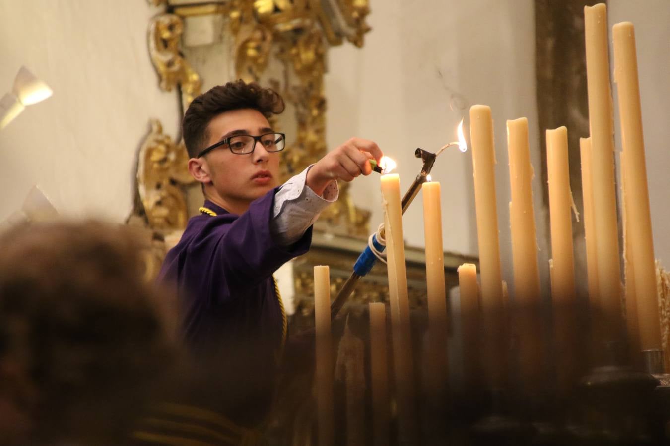 La Iglesia de Santa María de la Encarnación de Jerez de los Caballeros se convirtió, ayer, en el mejor escenario para aunar devoción y sentimiento cofrade. Jerezanos y foráneos se concentraron en su interior para ser partícipes y testigos del sentir y la fe de la Cofradía de 'Nuestro Padre Jesús Nazareno' por sus imágenes titulares. Aunque por la mañana la citada Cofradía sí pudo realizar su ceremonia del Santo Encuentro en el Llano de Santa María, por la tarde, la lluvia impidió la salida de la procesión del 'Santo Entierro'. FOTOS DEL INTERIOR DEL TEMPLO: MARI PAZ ROMERO. FOTOS DE LA SALIDA POR LA MAÑANA: ALBA VENEGAS.