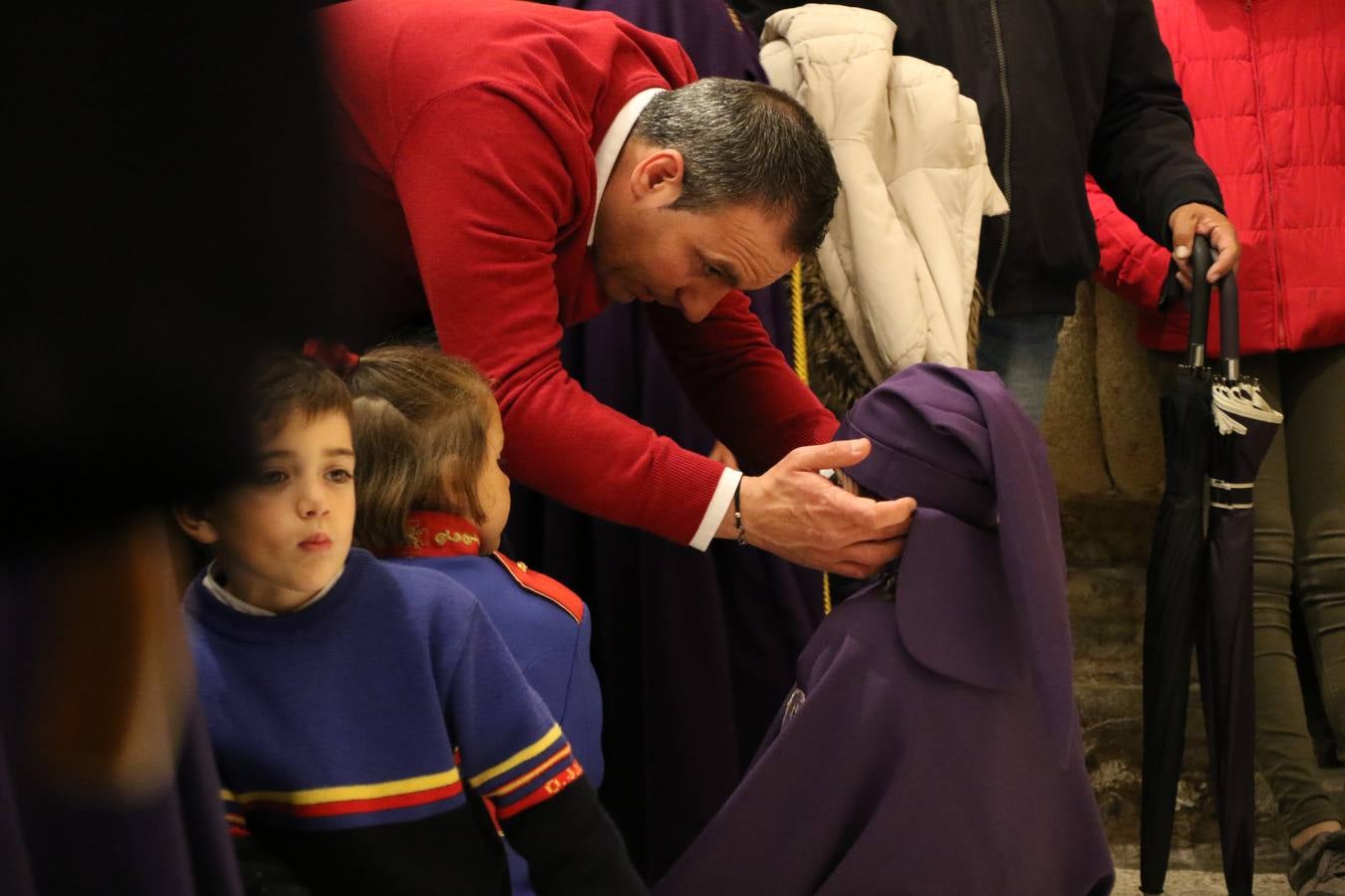 La Iglesia de Santa María de la Encarnación de Jerez de los Caballeros se convirtió, ayer, en el mejor escenario para aunar devoción y sentimiento cofrade. Jerezanos y foráneos se concentraron en su interior para ser partícipes y testigos del sentir y la fe de la Cofradía de 'Nuestro Padre Jesús Nazareno' por sus imágenes titulares. Aunque por la mañana la citada Cofradía sí pudo realizar su ceremonia del Santo Encuentro en el Llano de Santa María, por la tarde, la lluvia impidió la salida de la procesión del 'Santo Entierro'. FOTOS DEL INTERIOR DEL TEMPLO: MARI PAZ ROMERO. FOTOS DE LA SALIDA POR LA MAÑANA: ALBA VENEGAS.