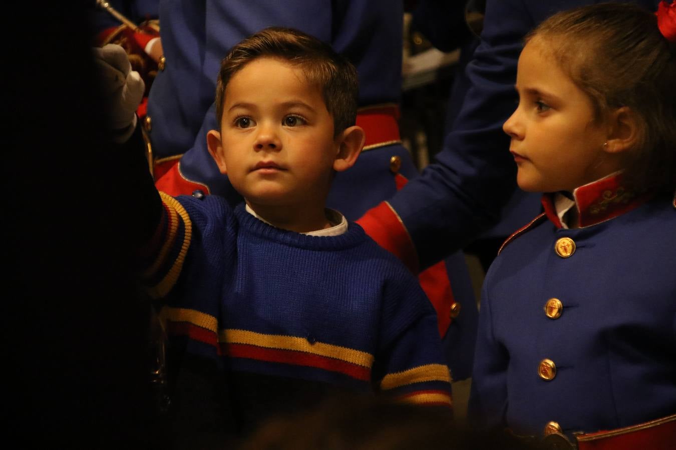 La Iglesia de Santa María de la Encarnación de Jerez de los Caballeros se convirtió, ayer, en el mejor escenario para aunar devoción y sentimiento cofrade. Jerezanos y foráneos se concentraron en su interior para ser partícipes y testigos del sentir y la fe de la Cofradía de 'Nuestro Padre Jesús Nazareno' por sus imágenes titulares. Aunque por la mañana la citada Cofradía sí pudo realizar su ceremonia del Santo Encuentro en el Llano de Santa María, por la tarde, la lluvia impidió la salida de la procesión del 'Santo Entierro'. FOTOS DEL INTERIOR DEL TEMPLO: MARI PAZ ROMERO. FOTOS DE LA SALIDA POR LA MAÑANA: ALBA VENEGAS.