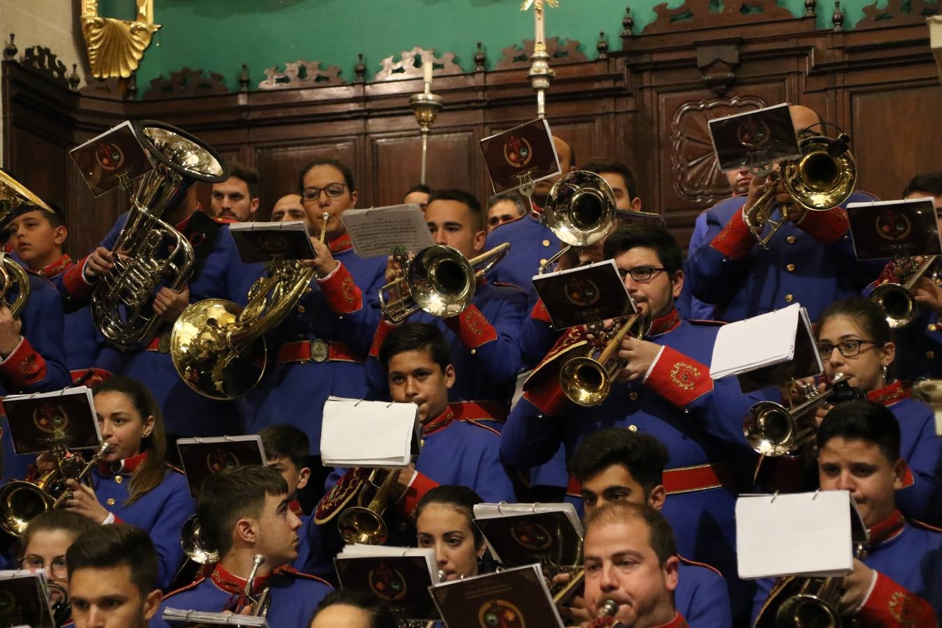 La Iglesia de Santa María de la Encarnación de Jerez de los Caballeros se convirtió, ayer, en el mejor escenario para aunar devoción y sentimiento cofrade. Jerezanos y foráneos se concentraron en su interior para ser partícipes y testigos del sentir y la fe de la Cofradía de 'Nuestro Padre Jesús Nazareno' por sus imágenes titulares. Aunque por la mañana la citada Cofradía sí pudo realizar su ceremonia del Santo Encuentro en el Llano de Santa María, por la tarde, la lluvia impidió la salida de la procesión del 'Santo Entierro'. FOTOS DEL INTERIOR DEL TEMPLO: MARI PAZ ROMERO. FOTOS DE LA SALIDA POR LA MAÑANA: ALBA VENEGAS.