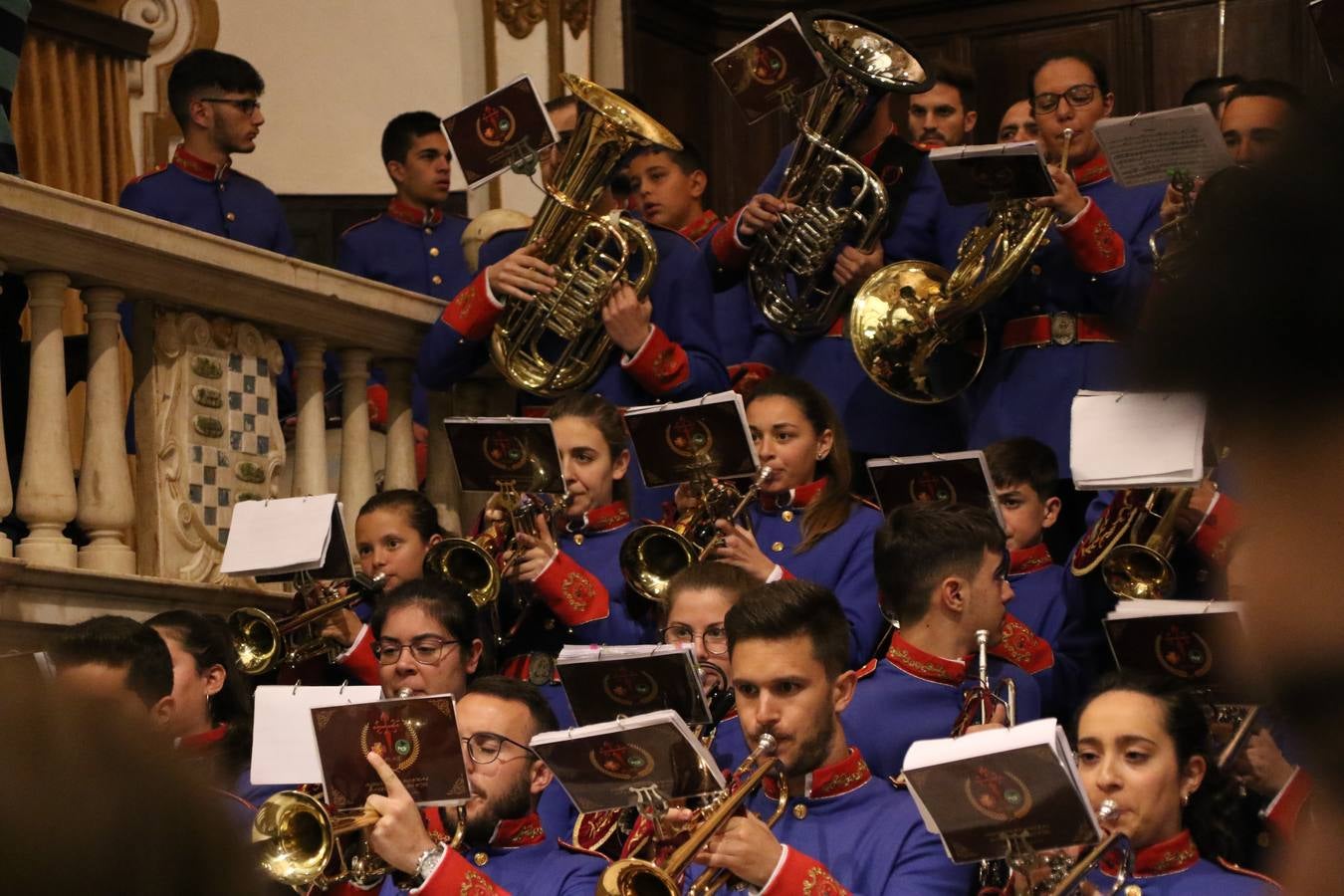 La Iglesia de Santa María de la Encarnación de Jerez de los Caballeros se convirtió, ayer, en el mejor escenario para aunar devoción y sentimiento cofrade. Jerezanos y foráneos se concentraron en su interior para ser partícipes y testigos del sentir y la fe de la Cofradía de 'Nuestro Padre Jesús Nazareno' por sus imágenes titulares. Aunque por la mañana la citada Cofradía sí pudo realizar su ceremonia del Santo Encuentro en el Llano de Santa María, por la tarde, la lluvia impidió la salida de la procesión del 'Santo Entierro'. FOTOS DEL INTERIOR DEL TEMPLO: MARI PAZ ROMERO. FOTOS DE LA SALIDA POR LA MAÑANA: ALBA VENEGAS.