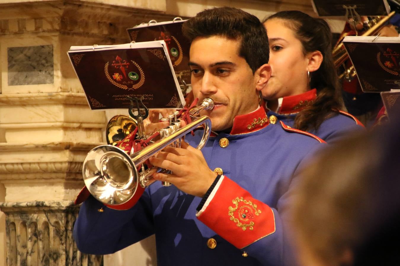 La Iglesia de Santa María de la Encarnación de Jerez de los Caballeros se convirtió, ayer, en el mejor escenario para aunar devoción y sentimiento cofrade. Jerezanos y foráneos se concentraron en su interior para ser partícipes y testigos del sentir y la fe de la Cofradía de 'Nuestro Padre Jesús Nazareno' por sus imágenes titulares. Aunque por la mañana la citada Cofradía sí pudo realizar su ceremonia del Santo Encuentro en el Llano de Santa María, por la tarde, la lluvia impidió la salida de la procesión del 'Santo Entierro'. FOTOS DEL INTERIOR DEL TEMPLO: MARI PAZ ROMERO. FOTOS DE LA SALIDA POR LA MAÑANA: ALBA VENEGAS.