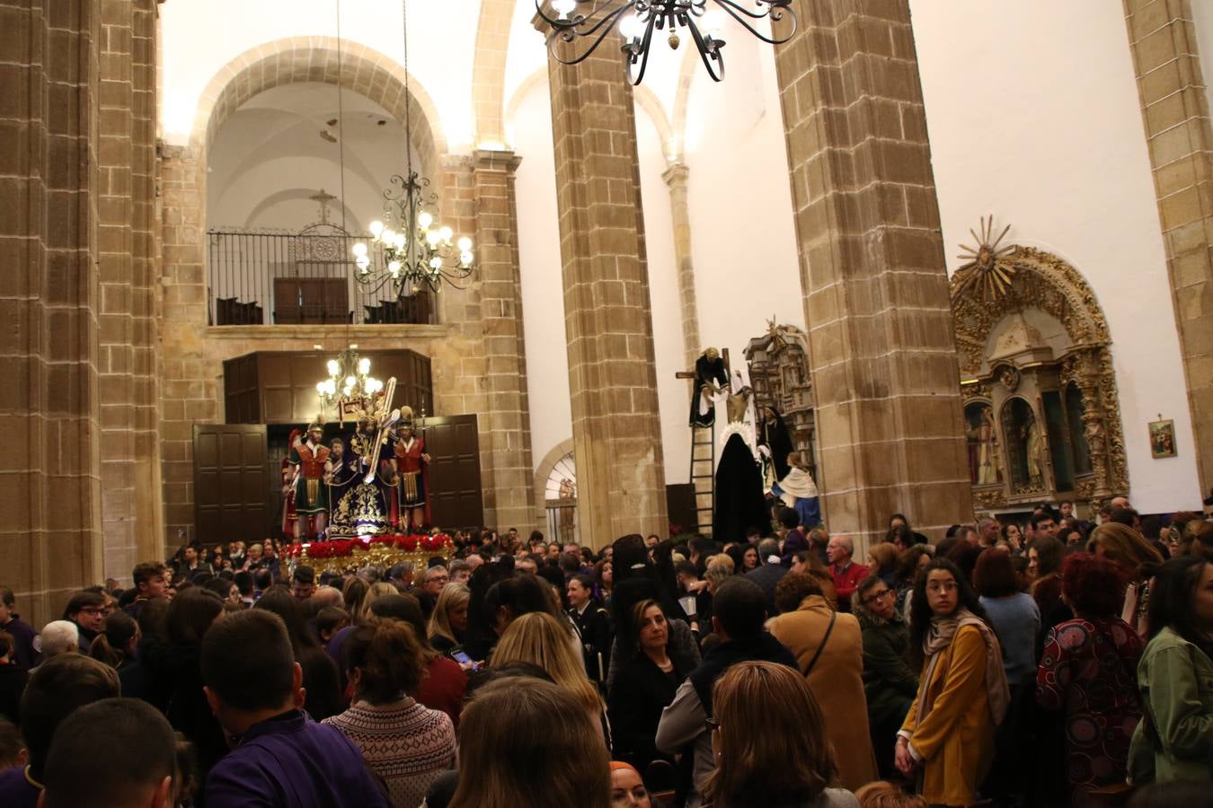 La Iglesia de Santa María de la Encarnación de Jerez de los Caballeros se convirtió, ayer, en el mejor escenario para aunar devoción y sentimiento cofrade. Jerezanos y foráneos se concentraron en su interior para ser partícipes y testigos del sentir y la fe de la Cofradía de 'Nuestro Padre Jesús Nazareno' por sus imágenes titulares. Aunque por la mañana la citada Cofradía sí pudo realizar su ceremonia del Santo Encuentro en el Llano de Santa María, por la tarde, la lluvia impidió la salida de la procesión del 'Santo Entierro'. FOTOS DEL INTERIOR DEL TEMPLO: MARI PAZ ROMERO. FOTOS DE LA SALIDA POR LA MAÑANA: ALBA VENEGAS.