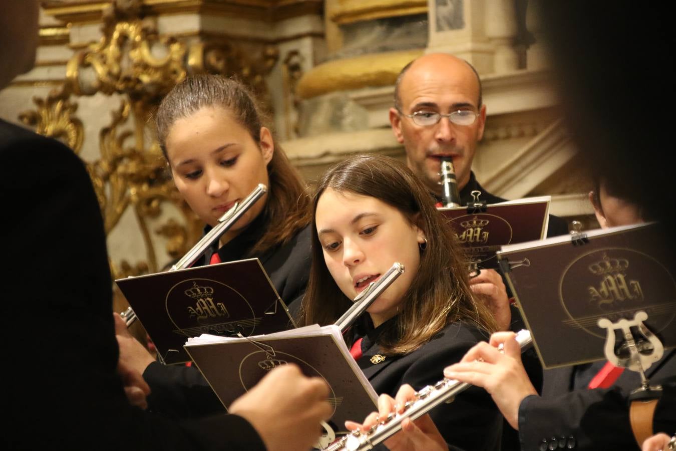 La Iglesia de Santa María de la Encarnación de Jerez de los Caballeros se convirtió, ayer, en el mejor escenario para aunar devoción y sentimiento cofrade. Jerezanos y foráneos se concentraron en su interior para ser partícipes y testigos del sentir y la fe de la Cofradía de 'Nuestro Padre Jesús Nazareno' por sus imágenes titulares. Aunque por la mañana la citada Cofradía sí pudo realizar su ceremonia del Santo Encuentro en el Llano de Santa María, por la tarde, la lluvia impidió la salida de la procesión del 'Santo Entierro'. FOTOS DEL INTERIOR DEL TEMPLO: MARI PAZ ROMERO. FOTOS DE LA SALIDA POR LA MAÑANA: ALBA VENEGAS.