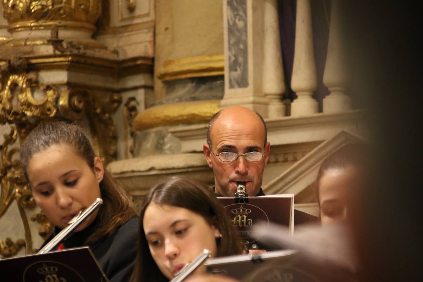 La Iglesia de Santa María de la Encarnación de Jerez de los Caballeros se convirtió, ayer, en el mejor escenario para aunar devoción y sentimiento cofrade. Jerezanos y foráneos se concentraron en su interior para ser partícipes y testigos del sentir y la fe de la Cofradía de 'Nuestro Padre Jesús Nazareno' por sus imágenes titulares. Aunque por la mañana la citada Cofradía sí pudo realizar su ceremonia del Santo Encuentro en el Llano de Santa María, por la tarde, la lluvia impidió la salida de la procesión del 'Santo Entierro'. FOTOS DEL INTERIOR DEL TEMPLO: MARI PAZ ROMERO. FOTOS DE LA SALIDA POR LA MAÑANA: ALBA VENEGAS.