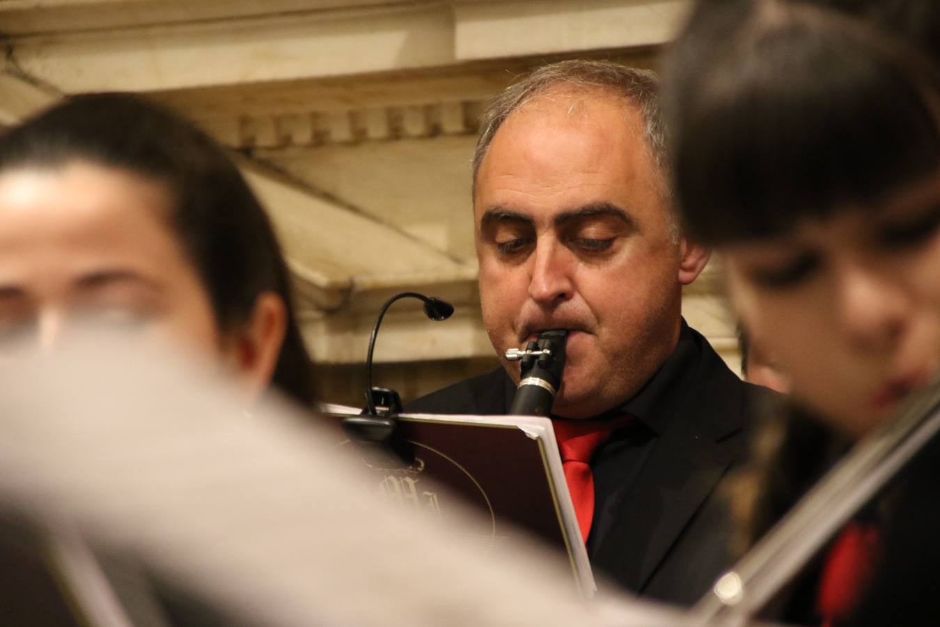 La Iglesia de Santa María de la Encarnación de Jerez de los Caballeros se convirtió, ayer, en el mejor escenario para aunar devoción y sentimiento cofrade. Jerezanos y foráneos se concentraron en su interior para ser partícipes y testigos del sentir y la fe de la Cofradía de 'Nuestro Padre Jesús Nazareno' por sus imágenes titulares. Aunque por la mañana la citada Cofradía sí pudo realizar su ceremonia del Santo Encuentro en el Llano de Santa María, por la tarde, la lluvia impidió la salida de la procesión del 'Santo Entierro'. FOTOS DEL INTERIOR DEL TEMPLO: MARI PAZ ROMERO. FOTOS DE LA SALIDA POR LA MAÑANA: ALBA VENEGAS.