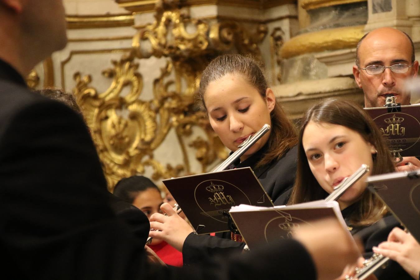 La Iglesia de Santa María de la Encarnación de Jerez de los Caballeros se convirtió, ayer, en el mejor escenario para aunar devoción y sentimiento cofrade. Jerezanos y foráneos se concentraron en su interior para ser partícipes y testigos del sentir y la fe de la Cofradía de 'Nuestro Padre Jesús Nazareno' por sus imágenes titulares. Aunque por la mañana la citada Cofradía sí pudo realizar su ceremonia del Santo Encuentro en el Llano de Santa María, por la tarde, la lluvia impidió la salida de la procesión del 'Santo Entierro'. FOTOS DEL INTERIOR DEL TEMPLO: MARI PAZ ROMERO. FOTOS DE LA SALIDA POR LA MAÑANA: ALBA VENEGAS.