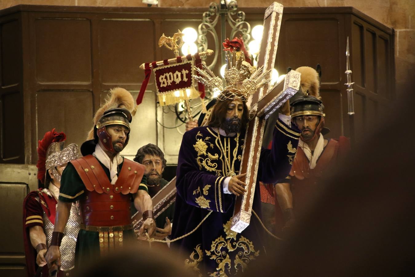 La Iglesia de Santa María de la Encarnación de Jerez de los Caballeros se convirtió, ayer, en el mejor escenario para aunar devoción y sentimiento cofrade. Jerezanos y foráneos se concentraron en su interior para ser partícipes y testigos del sentir y la fe de la Cofradía de 'Nuestro Padre Jesús Nazareno' por sus imágenes titulares. Aunque por la mañana la citada Cofradía sí pudo realizar su ceremonia del Santo Encuentro en el Llano de Santa María, por la tarde, la lluvia impidió la salida de la procesión del 'Santo Entierro'. FOTOS DEL INTERIOR DEL TEMPLO: MARI PAZ ROMERO. FOTOS DE LA SALIDA POR LA MAÑANA: ALBA VENEGAS.