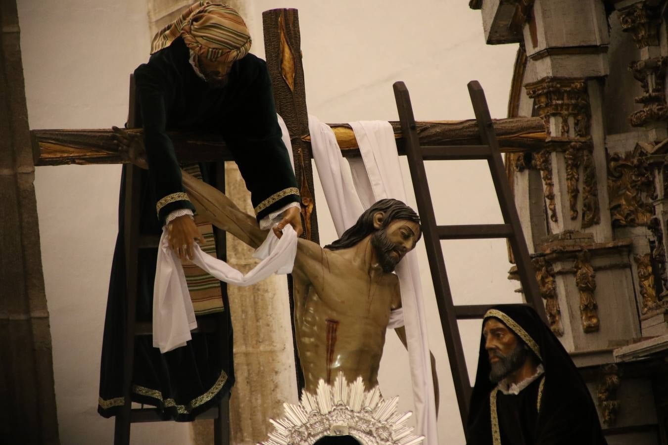 La Iglesia de Santa María de la Encarnación de Jerez de los Caballeros se convirtió, ayer, en el mejor escenario para aunar devoción y sentimiento cofrade. Jerezanos y foráneos se concentraron en su interior para ser partícipes y testigos del sentir y la fe de la Cofradía de 'Nuestro Padre Jesús Nazareno' por sus imágenes titulares. Aunque por la mañana la citada Cofradía sí pudo realizar su ceremonia del Santo Encuentro en el Llano de Santa María, por la tarde, la lluvia impidió la salida de la procesión del 'Santo Entierro'. FOTOS DEL INTERIOR DEL TEMPLO: MARI PAZ ROMERO. FOTOS DE LA SALIDA POR LA MAÑANA: ALBA VENEGAS.