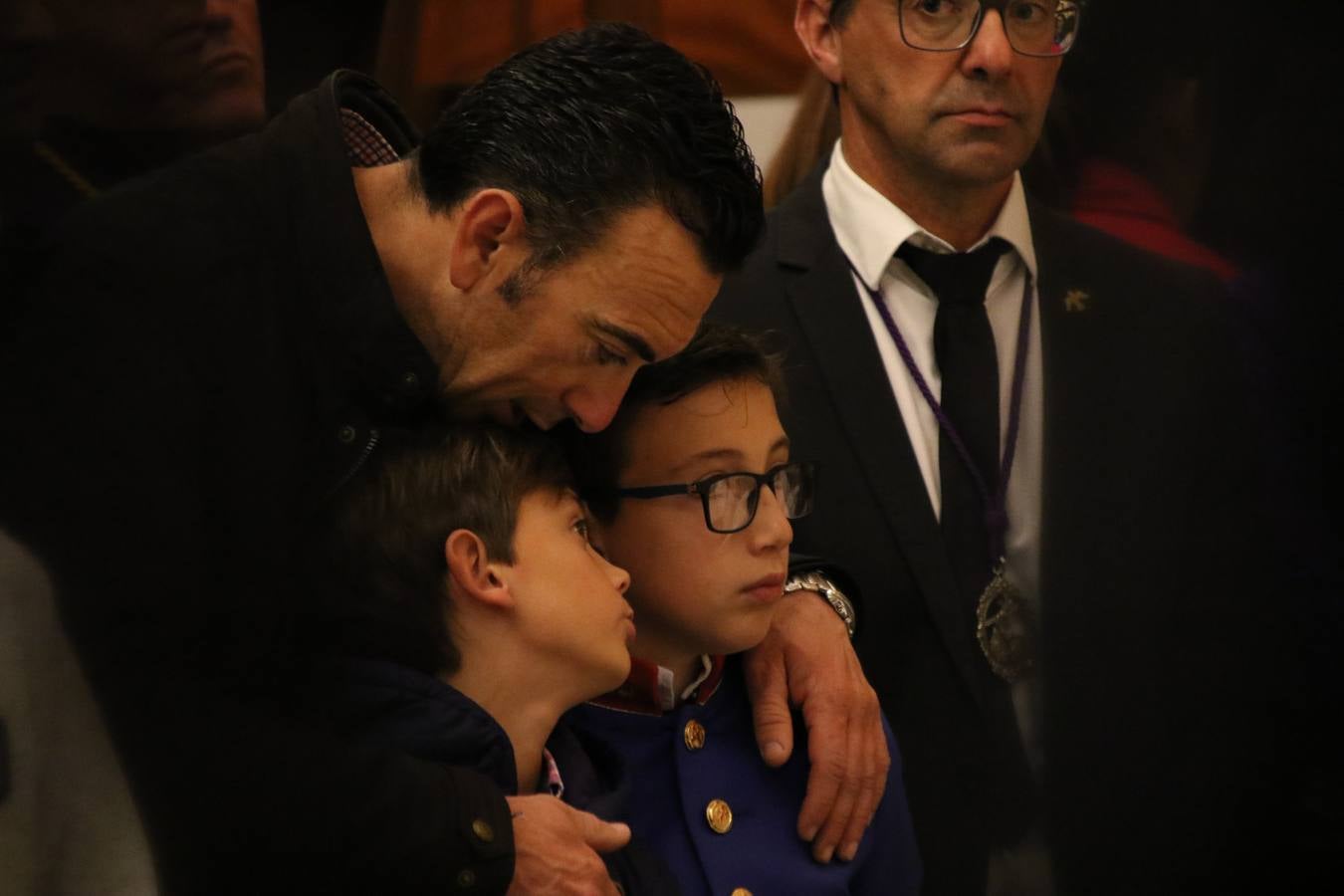 La Iglesia de Santa María de la Encarnación de Jerez de los Caballeros se convirtió, ayer, en el mejor escenario para aunar devoción y sentimiento cofrade. Jerezanos y foráneos se concentraron en su interior para ser partícipes y testigos del sentir y la fe de la Cofradía de 'Nuestro Padre Jesús Nazareno' por sus imágenes titulares. Aunque por la mañana la citada Cofradía sí pudo realizar su ceremonia del Santo Encuentro en el Llano de Santa María, por la tarde, la lluvia impidió la salida de la procesión del 'Santo Entierro'. FOTOS DEL INTERIOR DEL TEMPLO: MARI PAZ ROMERO. FOTOS DE LA SALIDA POR LA MAÑANA: ALBA VENEGAS.