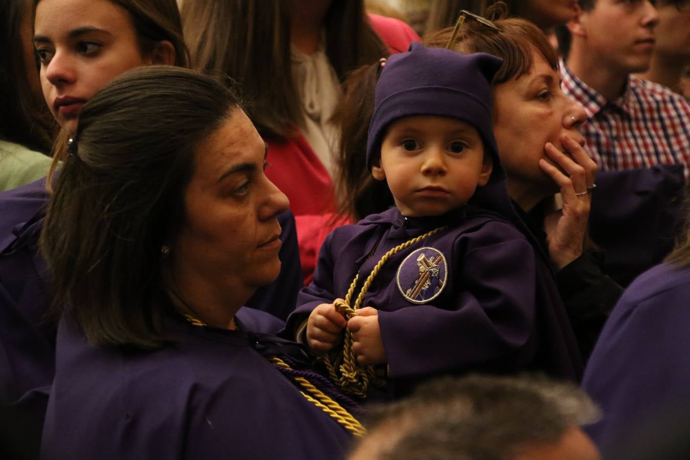 La Iglesia de Santa María de la Encarnación de Jerez de los Caballeros se convirtió, ayer, en el mejor escenario para aunar devoción y sentimiento cofrade. Jerezanos y foráneos se concentraron en su interior para ser partícipes y testigos del sentir y la fe de la Cofradía de 'Nuestro Padre Jesús Nazareno' por sus imágenes titulares. Aunque por la mañana la citada Cofradía sí pudo realizar su ceremonia del Santo Encuentro en el Llano de Santa María, por la tarde, la lluvia impidió la salida de la procesión del 'Santo Entierro'. FOTOS DEL INTERIOR DEL TEMPLO: MARI PAZ ROMERO. FOTOS DE LA SALIDA POR LA MAÑANA: ALBA VENEGAS.
