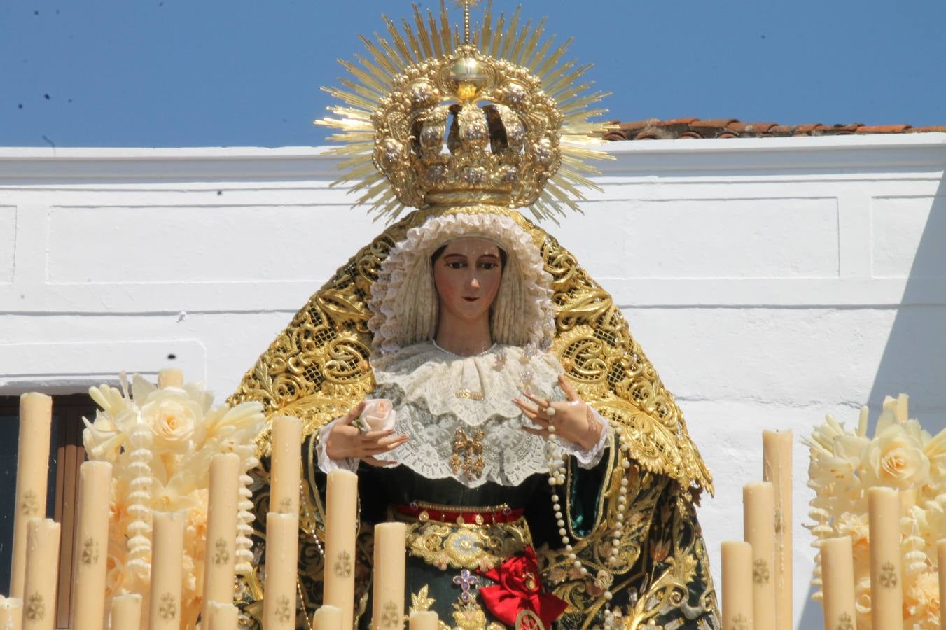 La luz y el gozo han puesto un gran broche a una Semana Santa, aciaga en sus momentos más intensos, a causa del mal tiempo que desde la noche del Miércoles y hasta el Viernes Santo trastocó en buena medida su desarrollo.Hoy el sol ha lucido en el cielo que como, cada Domingo de Resurrección, ha servido de Palio al hermoso Paso de la Virgen del Rosario, haciendo resplandecer, al tiempo, el momento culmen de esta celebración, el reencuentro en la Madre y el Hijo en la Fuente de los Santos, abarrotada de público. El momento ha sido emocionante, con los costaleros de la virgen y del Paso del Resucitado subiendo los brazos al cielo para representar el abrazo de ambas imágenes, ante la tradicional suelta de globos de ecolores y el estrépito de cornetas y tambores.La procesión ha seguido su curso hacia la Plaza de España, también muy concurrida, siendo en este escenario donde, miembros de Grupo Joven de la Cofradía del Coronado han regalado una petalada a la Virgen del Rosario. Ha sido un ofecimiento de la citada Cofradía que la noche del pasado Jueves no pudo obsequiar a su Virgen de la Amargura con esta lluvia de pétalos de rosas, a causa del mal tiempo.Así ha terminado la Semana Santa, incompleta para varias cofradías. La parte más amarga la han vivido la Cofradía del Señor Ecce-Homo que vió acortado su recorrido el Miércoles en una noche desapacible. También la Archicofradía del Santísimo Sacramento que apenas pudo asomarse a la calle y vió concentradas sus emociones en el templo patronal y la Cofradía del Señor Coronado de Espinas que también concentró el sentimieno y la devoción en la ermita de los Santos Mártires, viviendo momenos íntimos de gran emotividad. La Hermandad de la Esperanza Macarena brilló, sin embargo, en la Madrugá jerezana y la Cofradía de Nuestro Padre Jesús Nazareno derrochó fervor la tarde del Viernes en el interior de la iglesia visigoda de Santa María.
