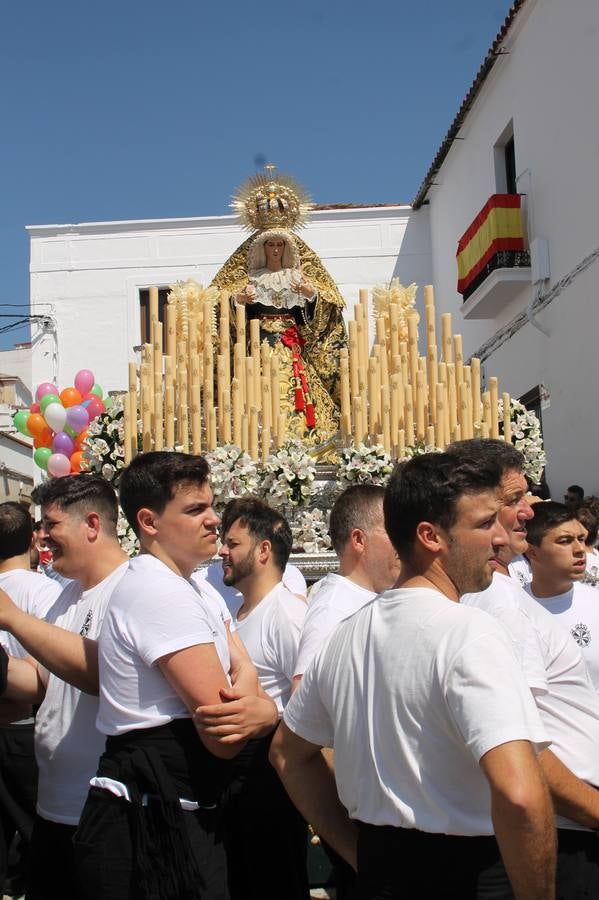 La luz y el gozo han puesto un gran broche a una Semana Santa, aciaga en sus momentos más intensos, a causa del mal tiempo que desde la noche del Miércoles y hasta el Viernes Santo trastocó en buena medida su desarrollo.Hoy el sol ha lucido en el cielo que como, cada Domingo de Resurrección, ha servido de Palio al hermoso Paso de la Virgen del Rosario, haciendo resplandecer, al tiempo, el momento culmen de esta celebración, el reencuentro en la Madre y el Hijo en la Fuente de los Santos, abarrotada de público. El momento ha sido emocionante, con los costaleros de la virgen y del Paso del Resucitado subiendo los brazos al cielo para representar el abrazo de ambas imágenes, ante la tradicional suelta de globos de ecolores y el estrépito de cornetas y tambores.La procesión ha seguido su curso hacia la Plaza de España, también muy concurrida, siendo en este escenario donde, miembros de Grupo Joven de la Cofradía del Coronado han regalado una petalada a la Virgen del Rosario. Ha sido un ofecimiento de la citada Cofradía que la noche del pasado Jueves no pudo obsequiar a su Virgen de la Amargura con esta lluvia de pétalos de rosas, a causa del mal tiempo.Así ha terminado la Semana Santa, incompleta para varias cofradías. La parte más amarga la han vivido la Cofradía del Señor Ecce-Homo que vió acortado su recorrido el Miércoles en una noche desapacible. También la Archicofradía del Santísimo Sacramento que apenas pudo asomarse a la calle y vió concentradas sus emociones en el templo patronal y la Cofradía del Señor Coronado de Espinas que también concentró el sentimieno y la devoción en la ermita de los Santos Mártires, viviendo momenos íntimos de gran emotividad. La Hermandad de la Esperanza Macarena brilló, sin embargo, en la Madrugá jerezana y la Cofradía de Nuestro Padre Jesús Nazareno derrochó fervor la tarde del Viernes en el interior de la iglesia visigoda de Santa María.