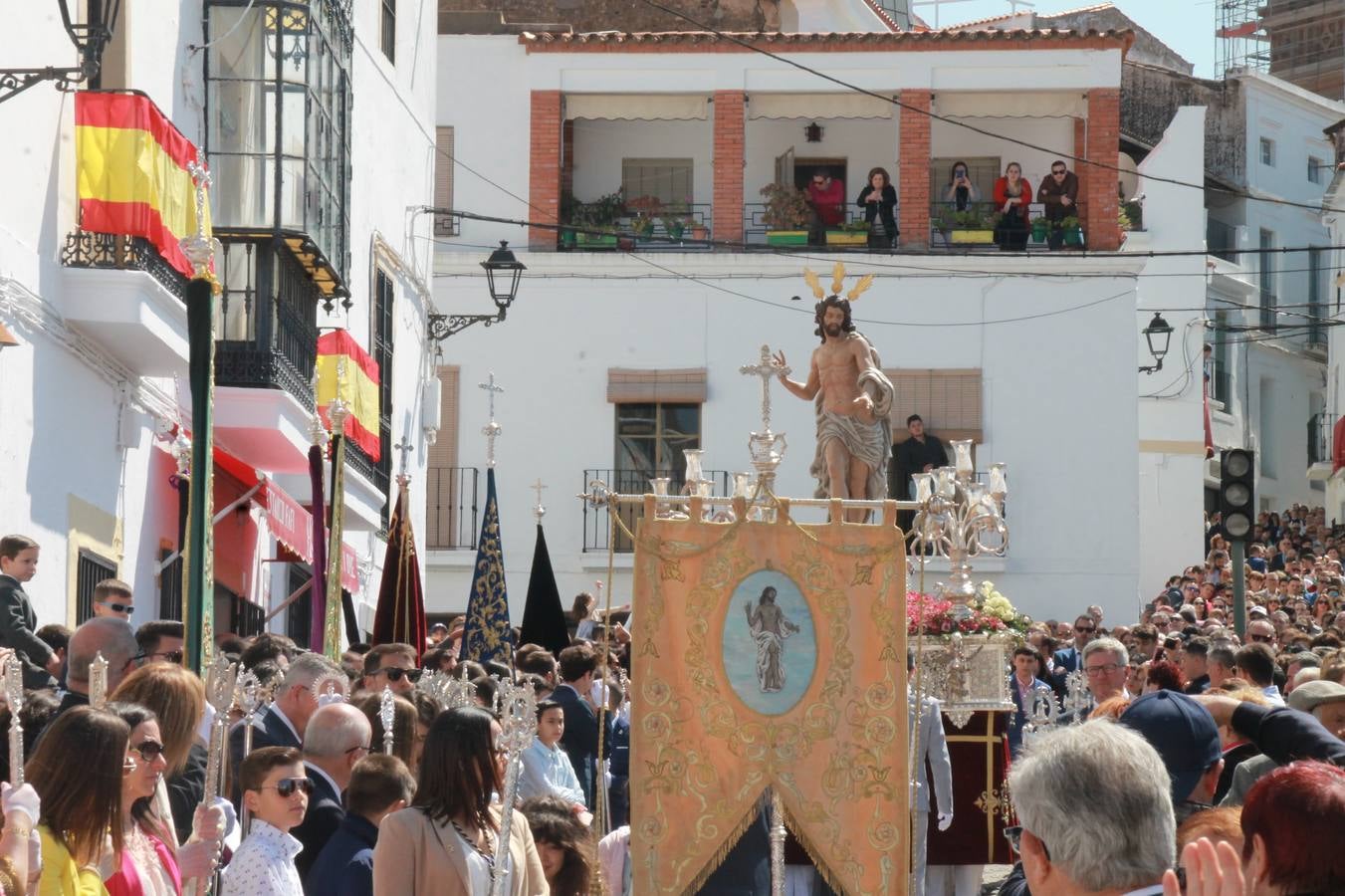 La luz y el gozo han puesto un gran broche a una Semana Santa, aciaga en sus momentos más intensos, a causa del mal tiempo que desde la noche del Miércoles y hasta el Viernes Santo trastocó en buena medida su desarrollo.Hoy el sol ha lucido en el cielo que como, cada Domingo de Resurrección, ha servido de Palio al hermoso Paso de la Virgen del Rosario, haciendo resplandecer, al tiempo, el momento culmen de esta celebración, el reencuentro en la Madre y el Hijo en la Fuente de los Santos, abarrotada de público. El momento ha sido emocionante, con los costaleros de la virgen y del Paso del Resucitado subiendo los brazos al cielo para representar el abrazo de ambas imágenes, ante la tradicional suelta de globos de ecolores y el estrépito de cornetas y tambores.La procesión ha seguido su curso hacia la Plaza de España, también muy concurrida, siendo en este escenario donde, miembros de Grupo Joven de la Cofradía del Coronado han regalado una petalada a la Virgen del Rosario. Ha sido un ofecimiento de la citada Cofradía que la noche del pasado Jueves no pudo obsequiar a su Virgen de la Amargura con esta lluvia de pétalos de rosas, a causa del mal tiempo.Así ha terminado la Semana Santa, incompleta para varias cofradías. La parte más amarga la han vivido la Cofradía del Señor Ecce-Homo que vió acortado su recorrido el Miércoles en una noche desapacible. También la Archicofradía del Santísimo Sacramento que apenas pudo asomarse a la calle y vió concentradas sus emociones en el templo patronal y la Cofradía del Señor Coronado de Espinas que también concentró el sentimieno y la devoción en la ermita de los Santos Mártires, viviendo momenos íntimos de gran emotividad. La Hermandad de la Esperanza Macarena brilló, sin embargo, en la Madrugá jerezana y la Cofradía de Nuestro Padre Jesús Nazareno derrochó fervor la tarde del Viernes en el interior de la iglesia visigoda de Santa María.