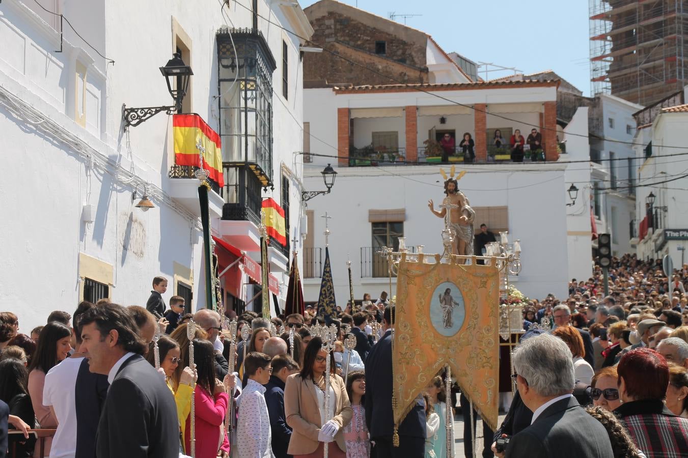 La luz y el gozo han puesto un gran broche a una Semana Santa, aciaga en sus momentos más intensos, a causa del mal tiempo que desde la noche del Miércoles y hasta el Viernes Santo trastocó en buena medida su desarrollo.Hoy el sol ha lucido en el cielo que como, cada Domingo de Resurrección, ha servido de Palio al hermoso Paso de la Virgen del Rosario, haciendo resplandecer, al tiempo, el momento culmen de esta celebración, el reencuentro en la Madre y el Hijo en la Fuente de los Santos, abarrotada de público. El momento ha sido emocionante, con los costaleros de la virgen y del Paso del Resucitado subiendo los brazos al cielo para representar el abrazo de ambas imágenes, ante la tradicional suelta de globos de ecolores y el estrépito de cornetas y tambores.La procesión ha seguido su curso hacia la Plaza de España, también muy concurrida, siendo en este escenario donde, miembros de Grupo Joven de la Cofradía del Coronado han regalado una petalada a la Virgen del Rosario. Ha sido un ofecimiento de la citada Cofradía que la noche del pasado Jueves no pudo obsequiar a su Virgen de la Amargura con esta lluvia de pétalos de rosas, a causa del mal tiempo.Así ha terminado la Semana Santa, incompleta para varias cofradías. La parte más amarga la han vivido la Cofradía del Señor Ecce-Homo que vió acortado su recorrido el Miércoles en una noche desapacible. También la Archicofradía del Santísimo Sacramento que apenas pudo asomarse a la calle y vió concentradas sus emociones en el templo patronal y la Cofradía del Señor Coronado de Espinas que también concentró el sentimieno y la devoción en la ermita de los Santos Mártires, viviendo momenos íntimos de gran emotividad. La Hermandad de la Esperanza Macarena brilló, sin embargo, en la Madrugá jerezana y la Cofradía de Nuestro Padre Jesús Nazareno derrochó fervor la tarde del Viernes en el interior de la iglesia visigoda de Santa María.
