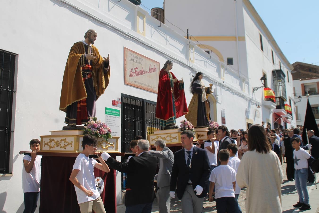 La luz y el gozo han puesto un gran broche a una Semana Santa, aciaga en sus momentos más intensos, a causa del mal tiempo que desde la noche del Miércoles y hasta el Viernes Santo trastocó en buena medida su desarrollo.Hoy el sol ha lucido en el cielo que como, cada Domingo de Resurrección, ha servido de Palio al hermoso Paso de la Virgen del Rosario, haciendo resplandecer, al tiempo, el momento culmen de esta celebración, el reencuentro en la Madre y el Hijo en la Fuente de los Santos, abarrotada de público. El momento ha sido emocionante, con los costaleros de la virgen y del Paso del Resucitado subiendo los brazos al cielo para representar el abrazo de ambas imágenes, ante la tradicional suelta de globos de ecolores y el estrépito de cornetas y tambores.La procesión ha seguido su curso hacia la Plaza de España, también muy concurrida, siendo en este escenario donde, miembros de Grupo Joven de la Cofradía del Coronado han regalado una petalada a la Virgen del Rosario. Ha sido un ofecimiento de la citada Cofradía que la noche del pasado Jueves no pudo obsequiar a su Virgen de la Amargura con esta lluvia de pétalos de rosas, a causa del mal tiempo.Así ha terminado la Semana Santa, incompleta para varias cofradías. La parte más amarga la han vivido la Cofradía del Señor Ecce-Homo que vió acortado su recorrido el Miércoles en una noche desapacible. También la Archicofradía del Santísimo Sacramento que apenas pudo asomarse a la calle y vió concentradas sus emociones en el templo patronal y la Cofradía del Señor Coronado de Espinas que también concentró el sentimieno y la devoción en la ermita de los Santos Mártires, viviendo momenos íntimos de gran emotividad. La Hermandad de la Esperanza Macarena brilló, sin embargo, en la Madrugá jerezana y la Cofradía de Nuestro Padre Jesús Nazareno derrochó fervor la tarde del Viernes en el interior de la iglesia visigoda de Santa María.