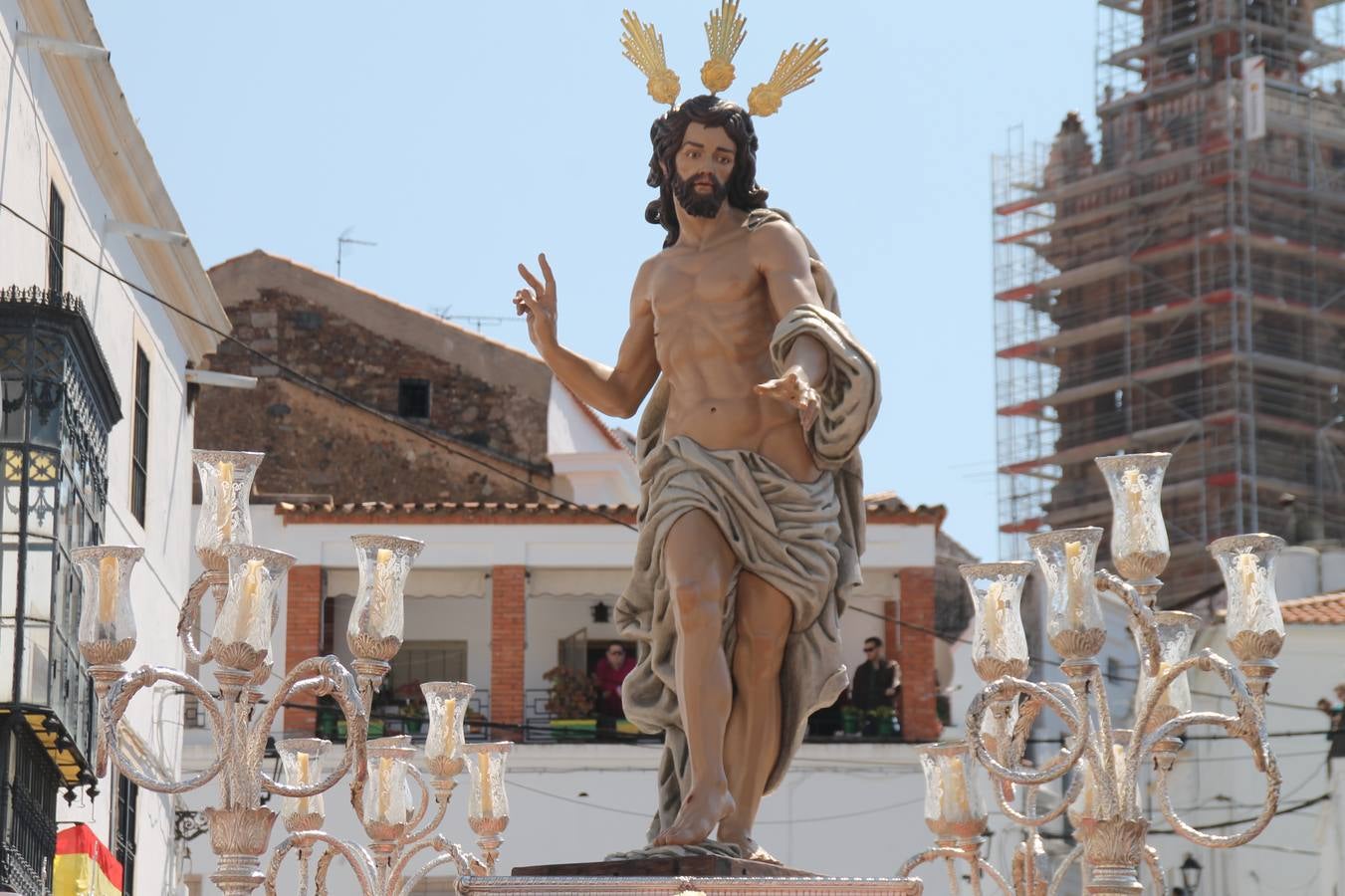La luz y el gozo han puesto un gran broche a una Semana Santa, aciaga en sus momentos más intensos, a causa del mal tiempo que desde la noche del Miércoles y hasta el Viernes Santo trastocó en buena medida su desarrollo.Hoy el sol ha lucido en el cielo que como, cada Domingo de Resurrección, ha servido de Palio al hermoso Paso de la Virgen del Rosario, haciendo resplandecer, al tiempo, el momento culmen de esta celebración, el reencuentro en la Madre y el Hijo en la Fuente de los Santos, abarrotada de público. El momento ha sido emocionante, con los costaleros de la virgen y del Paso del Resucitado subiendo los brazos al cielo para representar el abrazo de ambas imágenes, ante la tradicional suelta de globos de ecolores y el estrépito de cornetas y tambores.La procesión ha seguido su curso hacia la Plaza de España, también muy concurrida, siendo en este escenario donde, miembros de Grupo Joven de la Cofradía del Coronado han regalado una petalada a la Virgen del Rosario. Ha sido un ofecimiento de la citada Cofradía que la noche del pasado Jueves no pudo obsequiar a su Virgen de la Amargura con esta lluvia de pétalos de rosas, a causa del mal tiempo.Así ha terminado la Semana Santa, incompleta para varias cofradías. La parte más amarga la han vivido la Cofradía del Señor Ecce-Homo que vió acortado su recorrido el Miércoles en una noche desapacible. También la Archicofradía del Santísimo Sacramento que apenas pudo asomarse a la calle y vió concentradas sus emociones en el templo patronal y la Cofradía del Señor Coronado de Espinas que también concentró el sentimieno y la devoción en la ermita de los Santos Mártires, viviendo momenos íntimos de gran emotividad. La Hermandad de la Esperanza Macarena brilló, sin embargo, en la Madrugá jerezana y la Cofradía de Nuestro Padre Jesús Nazareno derrochó fervor la tarde del Viernes en el interior de la iglesia visigoda de Santa María.