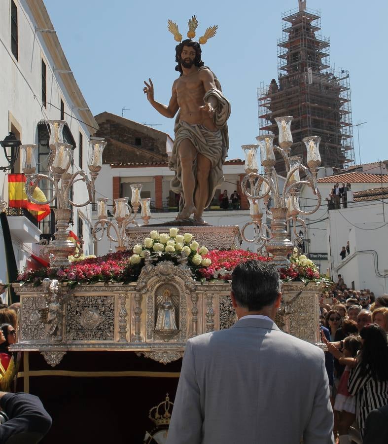 La luz y el gozo han puesto un gran broche a una Semana Santa, aciaga en sus momentos más intensos, a causa del mal tiempo que desde la noche del Miércoles y hasta el Viernes Santo trastocó en buena medida su desarrollo.Hoy el sol ha lucido en el cielo que como, cada Domingo de Resurrección, ha servido de Palio al hermoso Paso de la Virgen del Rosario, haciendo resplandecer, al tiempo, el momento culmen de esta celebración, el reencuentro en la Madre y el Hijo en la Fuente de los Santos, abarrotada de público. El momento ha sido emocionante, con los costaleros de la virgen y del Paso del Resucitado subiendo los brazos al cielo para representar el abrazo de ambas imágenes, ante la tradicional suelta de globos de ecolores y el estrépito de cornetas y tambores.La procesión ha seguido su curso hacia la Plaza de España, también muy concurrida, siendo en este escenario donde, miembros de Grupo Joven de la Cofradía del Coronado han regalado una petalada a la Virgen del Rosario. Ha sido un ofecimiento de la citada Cofradía que la noche del pasado Jueves no pudo obsequiar a su Virgen de la Amargura con esta lluvia de pétalos de rosas, a causa del mal tiempo.Así ha terminado la Semana Santa, incompleta para varias cofradías. La parte más amarga la han vivido la Cofradía del Señor Ecce-Homo que vió acortado su recorrido el Miércoles en una noche desapacible. También la Archicofradía del Santísimo Sacramento que apenas pudo asomarse a la calle y vió concentradas sus emociones en el templo patronal y la Cofradía del Señor Coronado de Espinas que también concentró el sentimieno y la devoción en la ermita de los Santos Mártires, viviendo momenos íntimos de gran emotividad. La Hermandad de la Esperanza Macarena brilló, sin embargo, en la Madrugá jerezana y la Cofradía de Nuestro Padre Jesús Nazareno derrochó fervor la tarde del Viernes en el interior de la iglesia visigoda de Santa María.