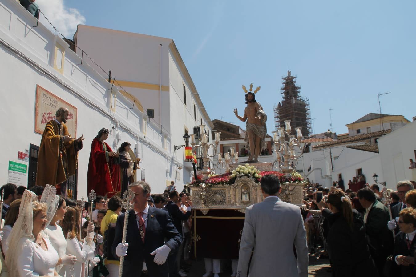 La luz y el gozo han puesto un gran broche a una Semana Santa, aciaga en sus momentos más intensos, a causa del mal tiempo que desde la noche del Miércoles y hasta el Viernes Santo trastocó en buena medida su desarrollo.Hoy el sol ha lucido en el cielo que como, cada Domingo de Resurrección, ha servido de Palio al hermoso Paso de la Virgen del Rosario, haciendo resplandecer, al tiempo, el momento culmen de esta celebración, el reencuentro en la Madre y el Hijo en la Fuente de los Santos, abarrotada de público. El momento ha sido emocionante, con los costaleros de la virgen y del Paso del Resucitado subiendo los brazos al cielo para representar el abrazo de ambas imágenes, ante la tradicional suelta de globos de ecolores y el estrépito de cornetas y tambores.La procesión ha seguido su curso hacia la Plaza de España, también muy concurrida, siendo en este escenario donde, miembros de Grupo Joven de la Cofradía del Coronado han regalado una petalada a la Virgen del Rosario. Ha sido un ofecimiento de la citada Cofradía que la noche del pasado Jueves no pudo obsequiar a su Virgen de la Amargura con esta lluvia de pétalos de rosas, a causa del mal tiempo.Así ha terminado la Semana Santa, incompleta para varias cofradías. La parte más amarga la han vivido la Cofradía del Señor Ecce-Homo que vió acortado su recorrido el Miércoles en una noche desapacible. También la Archicofradía del Santísimo Sacramento que apenas pudo asomarse a la calle y vió concentradas sus emociones en el templo patronal y la Cofradía del Señor Coronado de Espinas que también concentró el sentimieno y la devoción en la ermita de los Santos Mártires, viviendo momenos íntimos de gran emotividad. La Hermandad de la Esperanza Macarena brilló, sin embargo, en la Madrugá jerezana y la Cofradía de Nuestro Padre Jesús Nazareno derrochó fervor la tarde del Viernes en el interior de la iglesia visigoda de Santa María.