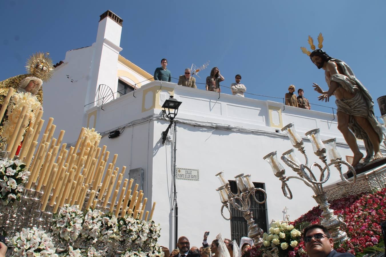La luz y el gozo han puesto un gran broche a una Semana Santa, aciaga en sus momentos más intensos, a causa del mal tiempo que desde la noche del Miércoles y hasta el Viernes Santo trastocó en buena medida su desarrollo.Hoy el sol ha lucido en el cielo que como, cada Domingo de Resurrección, ha servido de Palio al hermoso Paso de la Virgen del Rosario, haciendo resplandecer, al tiempo, el momento culmen de esta celebración, el reencuentro en la Madre y el Hijo en la Fuente de los Santos, abarrotada de público. El momento ha sido emocionante, con los costaleros de la virgen y del Paso del Resucitado subiendo los brazos al cielo para representar el abrazo de ambas imágenes, ante la tradicional suelta de globos de ecolores y el estrépito de cornetas y tambores.La procesión ha seguido su curso hacia la Plaza de España, también muy concurrida, siendo en este escenario donde, miembros de Grupo Joven de la Cofradía del Coronado han regalado una petalada a la Virgen del Rosario. Ha sido un ofecimiento de la citada Cofradía que la noche del pasado Jueves no pudo obsequiar a su Virgen de la Amargura con esta lluvia de pétalos de rosas, a causa del mal tiempo.Así ha terminado la Semana Santa, incompleta para varias cofradías. La parte más amarga la han vivido la Cofradía del Señor Ecce-Homo que vió acortado su recorrido el Miércoles en una noche desapacible. También la Archicofradía del Santísimo Sacramento que apenas pudo asomarse a la calle y vió concentradas sus emociones en el templo patronal y la Cofradía del Señor Coronado de Espinas que también concentró el sentimieno y la devoción en la ermita de los Santos Mártires, viviendo momenos íntimos de gran emotividad. La Hermandad de la Esperanza Macarena brilló, sin embargo, en la Madrugá jerezana y la Cofradía de Nuestro Padre Jesús Nazareno derrochó fervor la tarde del Viernes en el interior de la iglesia visigoda de Santa María.