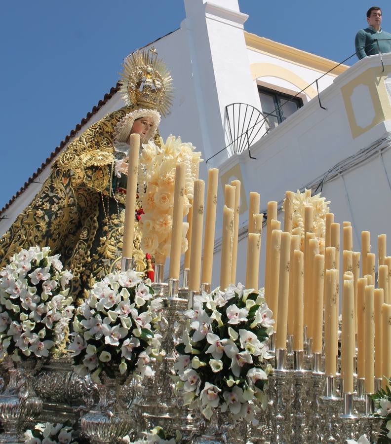 La luz y el gozo han puesto un gran broche a una Semana Santa, aciaga en sus momentos más intensos, a causa del mal tiempo que desde la noche del Miércoles y hasta el Viernes Santo trastocó en buena medida su desarrollo.Hoy el sol ha lucido en el cielo que como, cada Domingo de Resurrección, ha servido de Palio al hermoso Paso de la Virgen del Rosario, haciendo resplandecer, al tiempo, el momento culmen de esta celebración, el reencuentro en la Madre y el Hijo en la Fuente de los Santos, abarrotada de público. El momento ha sido emocionante, con los costaleros de la virgen y del Paso del Resucitado subiendo los brazos al cielo para representar el abrazo de ambas imágenes, ante la tradicional suelta de globos de ecolores y el estrépito de cornetas y tambores.La procesión ha seguido su curso hacia la Plaza de España, también muy concurrida, siendo en este escenario donde, miembros de Grupo Joven de la Cofradía del Coronado han regalado una petalada a la Virgen del Rosario. Ha sido un ofecimiento de la citada Cofradía que la noche del pasado Jueves no pudo obsequiar a su Virgen de la Amargura con esta lluvia de pétalos de rosas, a causa del mal tiempo.Así ha terminado la Semana Santa, incompleta para varias cofradías. La parte más amarga la han vivido la Cofradía del Señor Ecce-Homo que vió acortado su recorrido el Miércoles en una noche desapacible. También la Archicofradía del Santísimo Sacramento que apenas pudo asomarse a la calle y vió concentradas sus emociones en el templo patronal y la Cofradía del Señor Coronado de Espinas que también concentró el sentimieno y la devoción en la ermita de los Santos Mártires, viviendo momenos íntimos de gran emotividad. La Hermandad de la Esperanza Macarena brilló, sin embargo, en la Madrugá jerezana y la Cofradía de Nuestro Padre Jesús Nazareno derrochó fervor la tarde del Viernes en el interior de la iglesia visigoda de Santa María.
