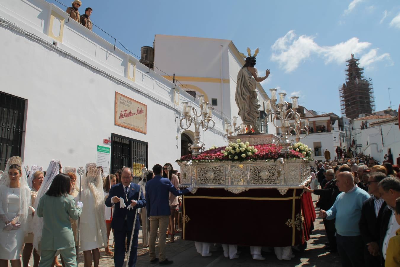 La luz y el gozo han puesto un gran broche a una Semana Santa, aciaga en sus momentos más intensos, a causa del mal tiempo que desde la noche del Miércoles y hasta el Viernes Santo trastocó en buena medida su desarrollo.Hoy el sol ha lucido en el cielo que como, cada Domingo de Resurrección, ha servido de Palio al hermoso Paso de la Virgen del Rosario, haciendo resplandecer, al tiempo, el momento culmen de esta celebración, el reencuentro en la Madre y el Hijo en la Fuente de los Santos, abarrotada de público. El momento ha sido emocionante, con los costaleros de la virgen y del Paso del Resucitado subiendo los brazos al cielo para representar el abrazo de ambas imágenes, ante la tradicional suelta de globos de ecolores y el estrépito de cornetas y tambores.La procesión ha seguido su curso hacia la Plaza de España, también muy concurrida, siendo en este escenario donde, miembros de Grupo Joven de la Cofradía del Coronado han regalado una petalada a la Virgen del Rosario. Ha sido un ofecimiento de la citada Cofradía que la noche del pasado Jueves no pudo obsequiar a su Virgen de la Amargura con esta lluvia de pétalos de rosas, a causa del mal tiempo.Así ha terminado la Semana Santa, incompleta para varias cofradías. La parte más amarga la han vivido la Cofradía del Señor Ecce-Homo que vió acortado su recorrido el Miércoles en una noche desapacible. También la Archicofradía del Santísimo Sacramento que apenas pudo asomarse a la calle y vió concentradas sus emociones en el templo patronal y la Cofradía del Señor Coronado de Espinas que también concentró el sentimieno y la devoción en la ermita de los Santos Mártires, viviendo momenos íntimos de gran emotividad. La Hermandad de la Esperanza Macarena brilló, sin embargo, en la Madrugá jerezana y la Cofradía de Nuestro Padre Jesús Nazareno derrochó fervor la tarde del Viernes en el interior de la iglesia visigoda de Santa María.