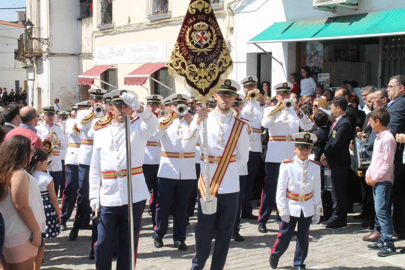 La luz y el gozo han puesto un gran broche a una Semana Santa, aciaga en sus momentos más intensos, a causa del mal tiempo que desde la noche del Miércoles y hasta el Viernes Santo trastocó en buena medida su desarrollo.Hoy el sol ha lucido en el cielo que como, cada Domingo de Resurrección, ha servido de Palio al hermoso Paso de la Virgen del Rosario, haciendo resplandecer, al tiempo, el momento culmen de esta celebración, el reencuentro en la Madre y el Hijo en la Fuente de los Santos, abarrotada de público. El momento ha sido emocionante, con los costaleros de la virgen y del Paso del Resucitado subiendo los brazos al cielo para representar el abrazo de ambas imágenes, ante la tradicional suelta de globos de ecolores y el estrépito de cornetas y tambores.La procesión ha seguido su curso hacia la Plaza de España, también muy concurrida, siendo en este escenario donde, miembros de Grupo Joven de la Cofradía del Coronado han regalado una petalada a la Virgen del Rosario. Ha sido un ofecimiento de la citada Cofradía que la noche del pasado Jueves no pudo obsequiar a su Virgen de la Amargura con esta lluvia de pétalos de rosas, a causa del mal tiempo.Así ha terminado la Semana Santa, incompleta para varias cofradías. La parte más amarga la han vivido la Cofradía del Señor Ecce-Homo que vió acortado su recorrido el Miércoles en una noche desapacible. También la Archicofradía del Santísimo Sacramento que apenas pudo asomarse a la calle y vió concentradas sus emociones en el templo patronal y la Cofradía del Señor Coronado de Espinas que también concentró el sentimieno y la devoción en la ermita de los Santos Mártires, viviendo momenos íntimos de gran emotividad. La Hermandad de la Esperanza Macarena brilló, sin embargo, en la Madrugá jerezana y la Cofradía de Nuestro Padre Jesús Nazareno derrochó fervor la tarde del Viernes en el interior de la iglesia visigoda de Santa María.