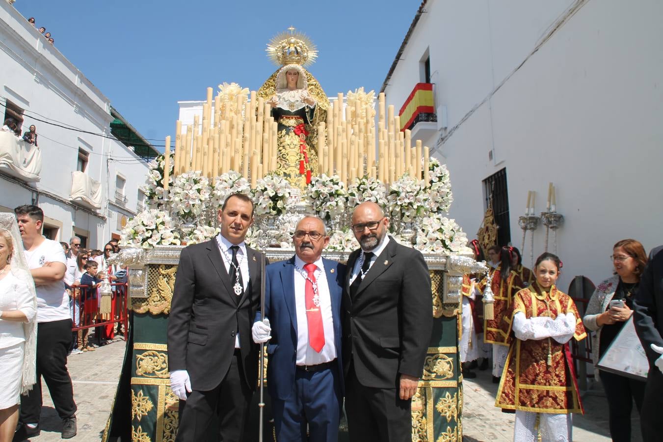 La luz y el gozo han puesto un gran broche a una Semana Santa, aciaga en sus momentos más intensos, a causa del mal tiempo que desde la noche del Miércoles y hasta el Viernes Santo trastocó en buena medida su desarrollo.Hoy el sol ha lucido en el cielo que como, cada Domingo de Resurrección, ha servido de Palio al hermoso Paso de la Virgen del Rosario, haciendo resplandecer, al tiempo, el momento culmen de esta celebración, el reencuentro en la Madre y el Hijo en la Fuente de los Santos, abarrotada de público. El momento ha sido emocionante, con los costaleros de la virgen y del Paso del Resucitado subiendo los brazos al cielo para representar el abrazo de ambas imágenes, ante la tradicional suelta de globos de ecolores y el estrépito de cornetas y tambores.La procesión ha seguido su curso hacia la Plaza de España, también muy concurrida, siendo en este escenario donde, miembros de Grupo Joven de la Cofradía del Coronado han regalado una petalada a la Virgen del Rosario. Ha sido un ofecimiento de la citada Cofradía que la noche del pasado Jueves no pudo obsequiar a su Virgen de la Amargura con esta lluvia de pétalos de rosas, a causa del mal tiempo.Así ha terminado la Semana Santa, incompleta para varias cofradías. La parte más amarga la han vivido la Cofradía del Señor Ecce-Homo que vió acortado su recorrido el Miércoles en una noche desapacible. También la Archicofradía del Santísimo Sacramento que apenas pudo asomarse a la calle y vió concentradas sus emociones en el templo patronal y la Cofradía del Señor Coronado de Espinas que también concentró el sentimieno y la devoción en la ermita de los Santos Mártires, viviendo momenos íntimos de gran emotividad. La Hermandad de la Esperanza Macarena brilló, sin embargo, en la Madrugá jerezana y la Cofradía de Nuestro Padre Jesús Nazareno derrochó fervor la tarde del Viernes en el interior de la iglesia visigoda de Santa María.