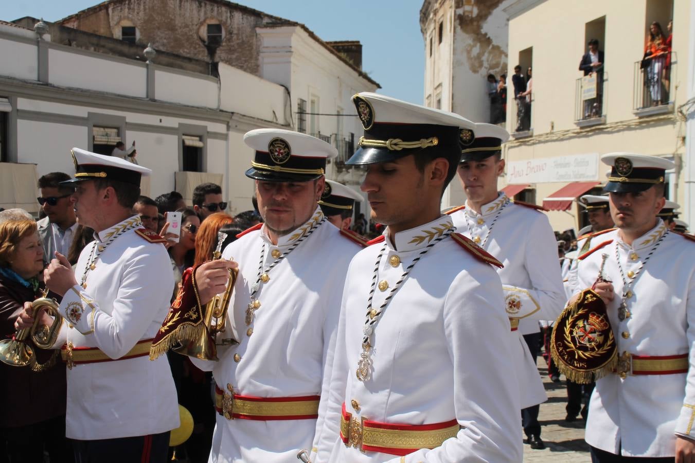 La luz y el gozo han puesto un gran broche a una Semana Santa, aciaga en sus momentos más intensos, a causa del mal tiempo que desde la noche del Miércoles y hasta el Viernes Santo trastocó en buena medida su desarrollo.Hoy el sol ha lucido en el cielo que como, cada Domingo de Resurrección, ha servido de Palio al hermoso Paso de la Virgen del Rosario, haciendo resplandecer, al tiempo, el momento culmen de esta celebración, el reencuentro en la Madre y el Hijo en la Fuente de los Santos, abarrotada de público. El momento ha sido emocionante, con los costaleros de la virgen y del Paso del Resucitado subiendo los brazos al cielo para representar el abrazo de ambas imágenes, ante la tradicional suelta de globos de ecolores y el estrépito de cornetas y tambores.La procesión ha seguido su curso hacia la Plaza de España, también muy concurrida, siendo en este escenario donde, miembros de Grupo Joven de la Cofradía del Coronado han regalado una petalada a la Virgen del Rosario. Ha sido un ofecimiento de la citada Cofradía que la noche del pasado Jueves no pudo obsequiar a su Virgen de la Amargura con esta lluvia de pétalos de rosas, a causa del mal tiempo.Así ha terminado la Semana Santa, incompleta para varias cofradías. La parte más amarga la han vivido la Cofradía del Señor Ecce-Homo que vió acortado su recorrido el Miércoles en una noche desapacible. También la Archicofradía del Santísimo Sacramento que apenas pudo asomarse a la calle y vió concentradas sus emociones en el templo patronal y la Cofradía del Señor Coronado de Espinas que también concentró el sentimieno y la devoción en la ermita de los Santos Mártires, viviendo momenos íntimos de gran emotividad. La Hermandad de la Esperanza Macarena brilló, sin embargo, en la Madrugá jerezana y la Cofradía de Nuestro Padre Jesús Nazareno derrochó fervor la tarde del Viernes en el interior de la iglesia visigoda de Santa María.